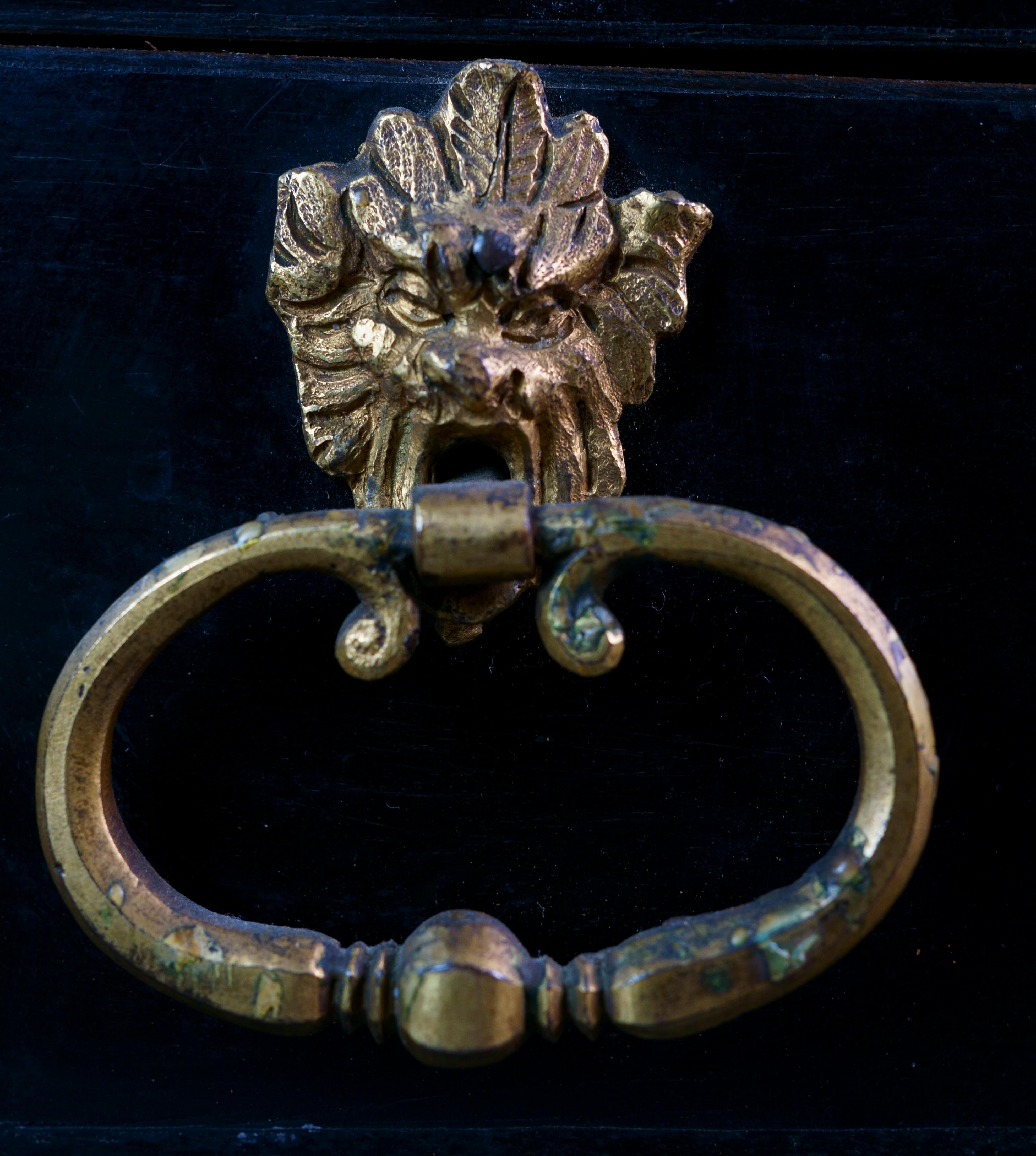 Cofre renacentista italiano de principios del siglo XVII de ébano, bronce dorado y piedras duras en venta 2