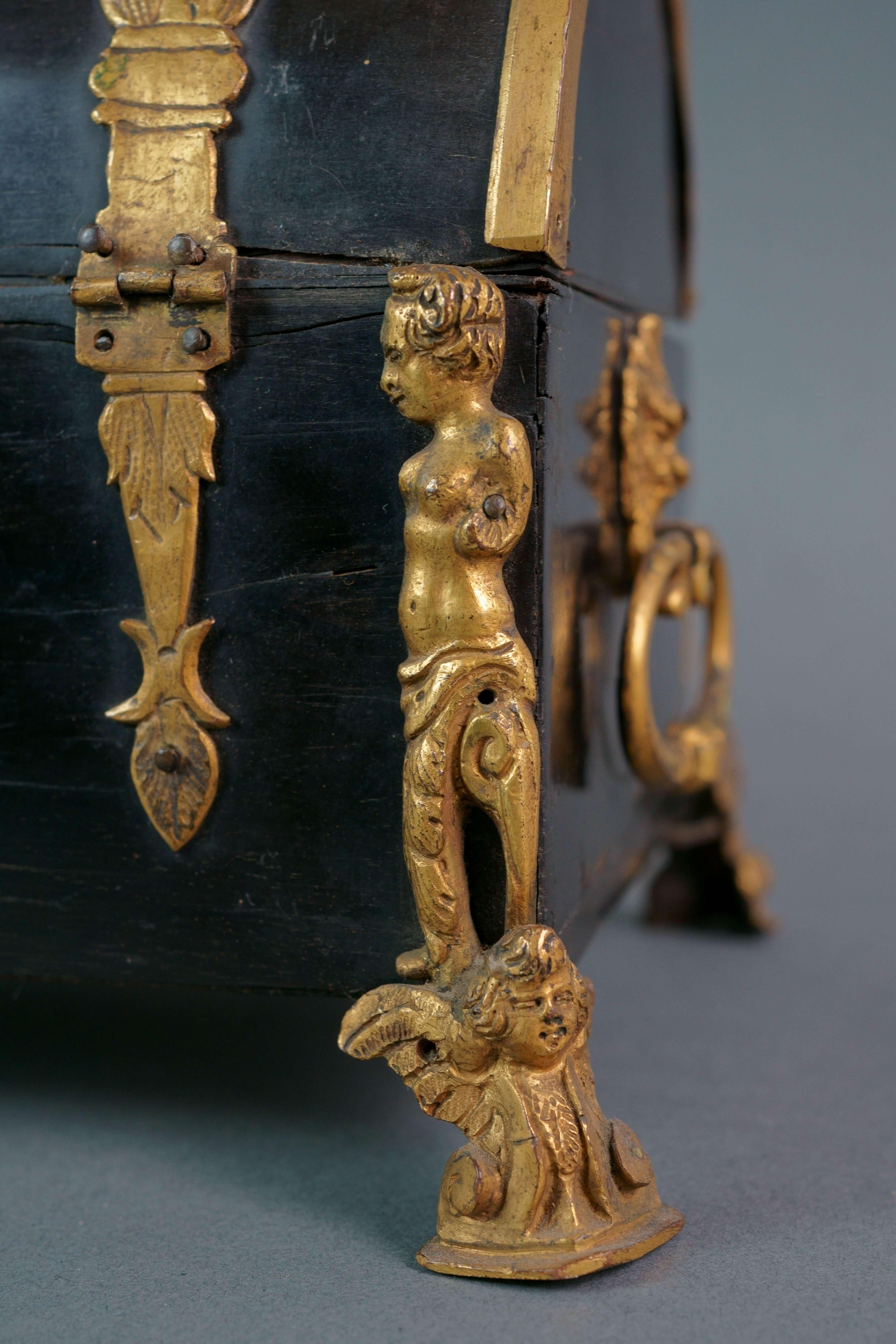 Cofre renacentista italiano de principios del siglo XVII de ébano, bronce dorado y piedras duras Dorado en venta