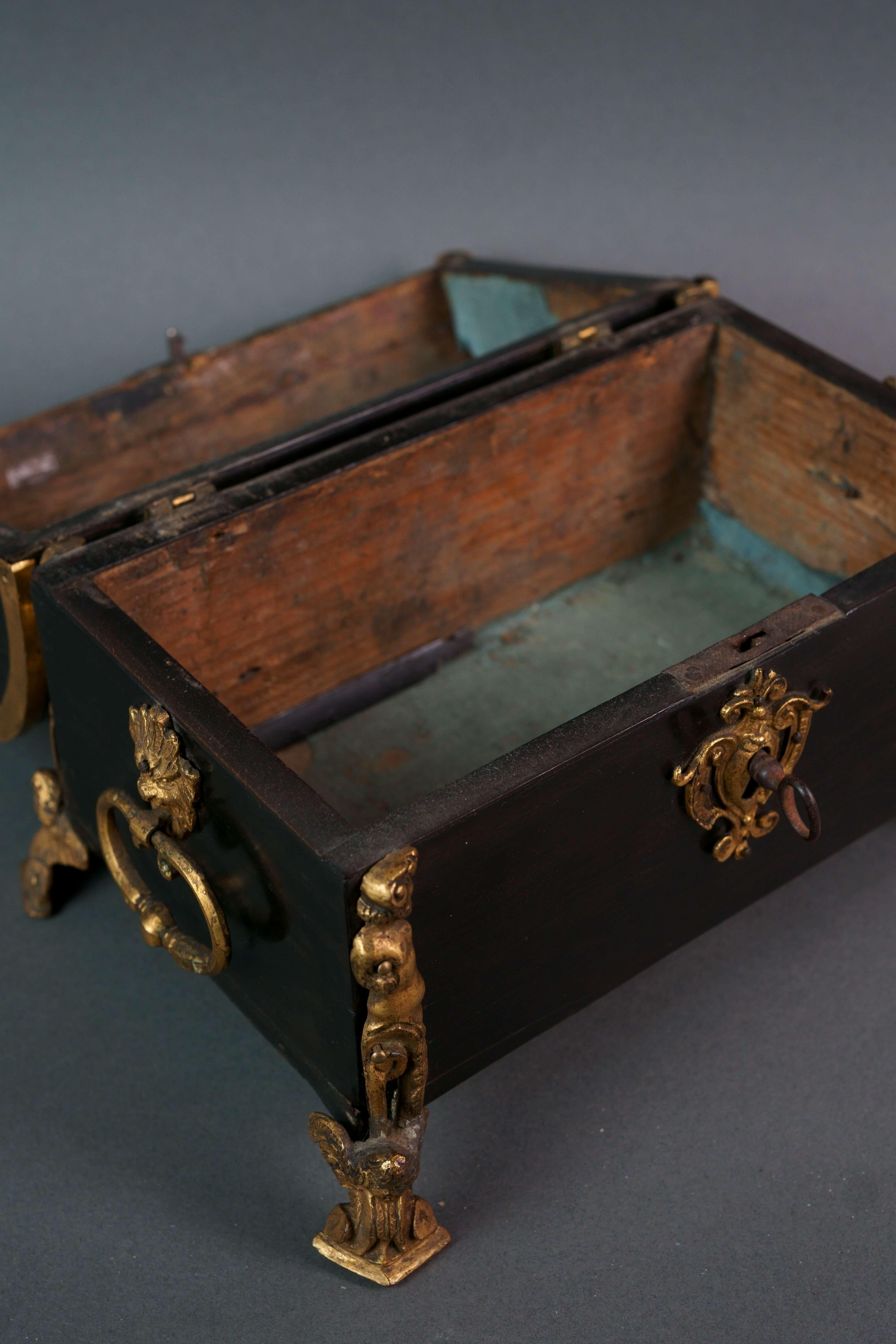 Cofre renacentista italiano de principios del siglo XVII de ébano, bronce dorado y piedras duras en venta 1