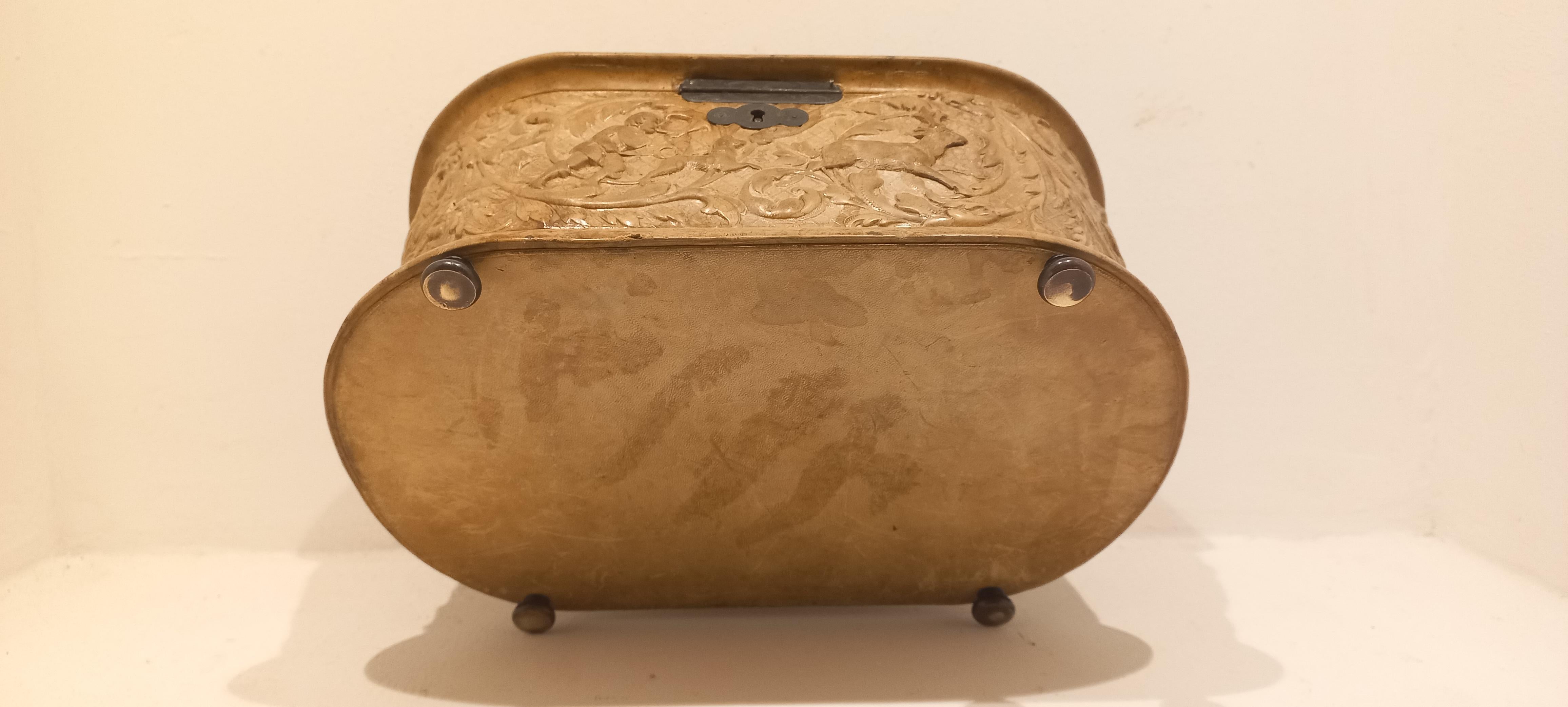 19th Century Boîte recouverte de cuir avec scènes de chasse