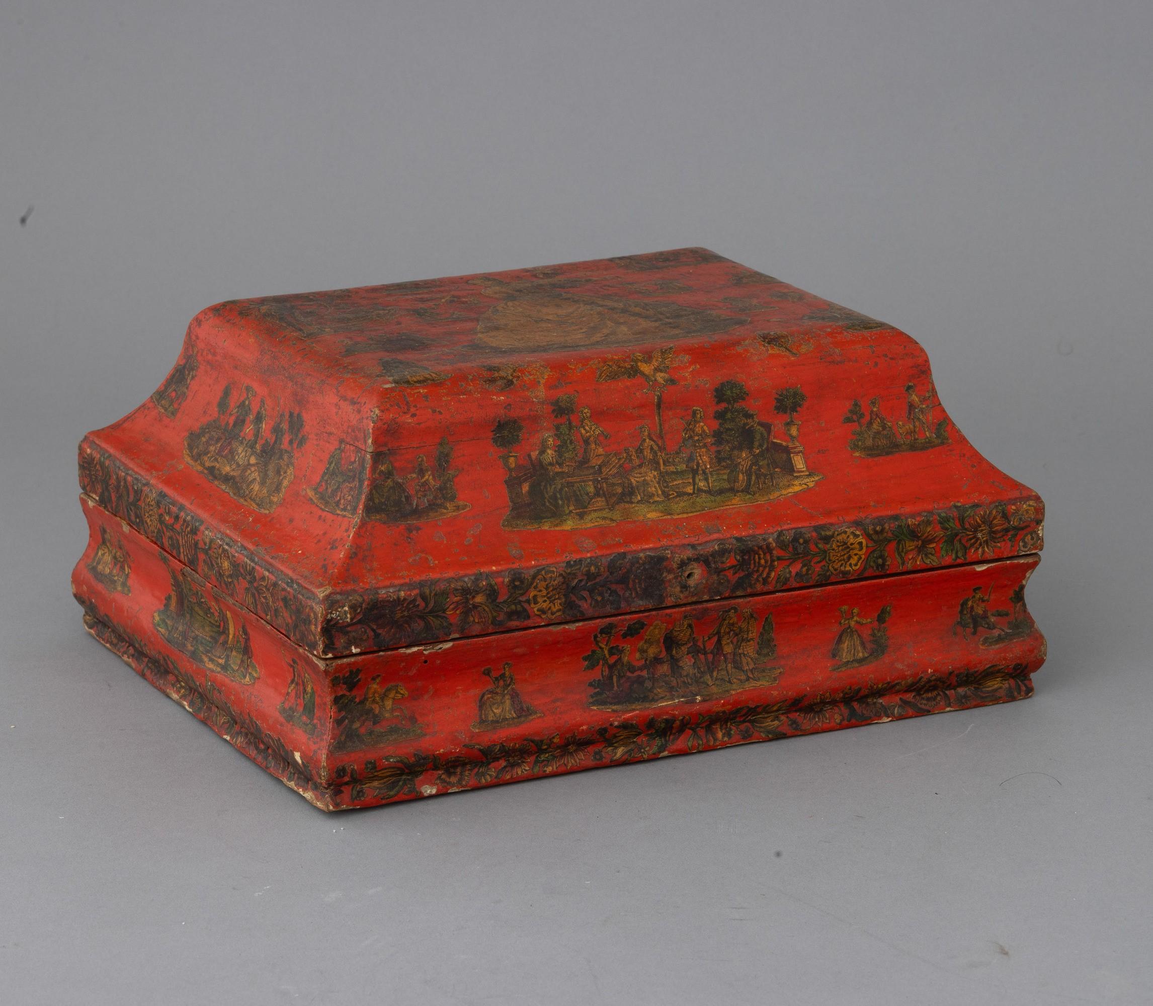 Laqué Boîte vénitienne en laque rouge avec décorations 