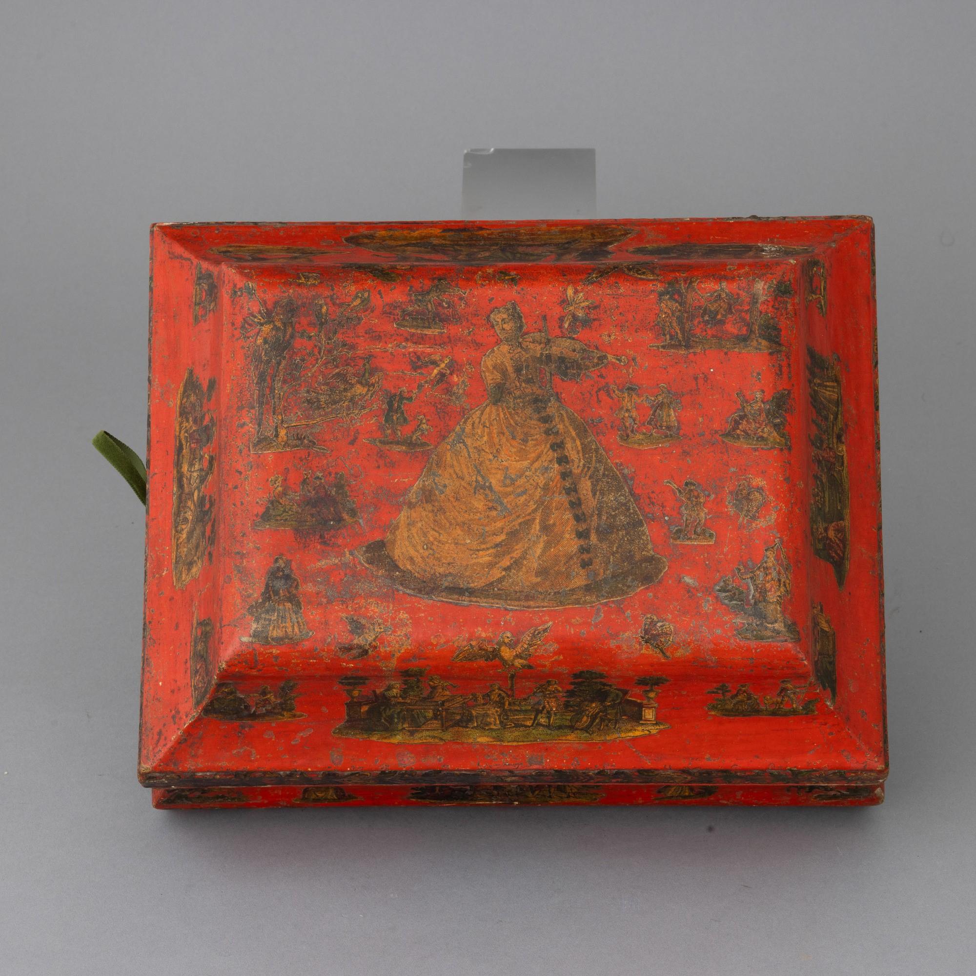 Boîte vénitienne en laque rouge avec décorations 