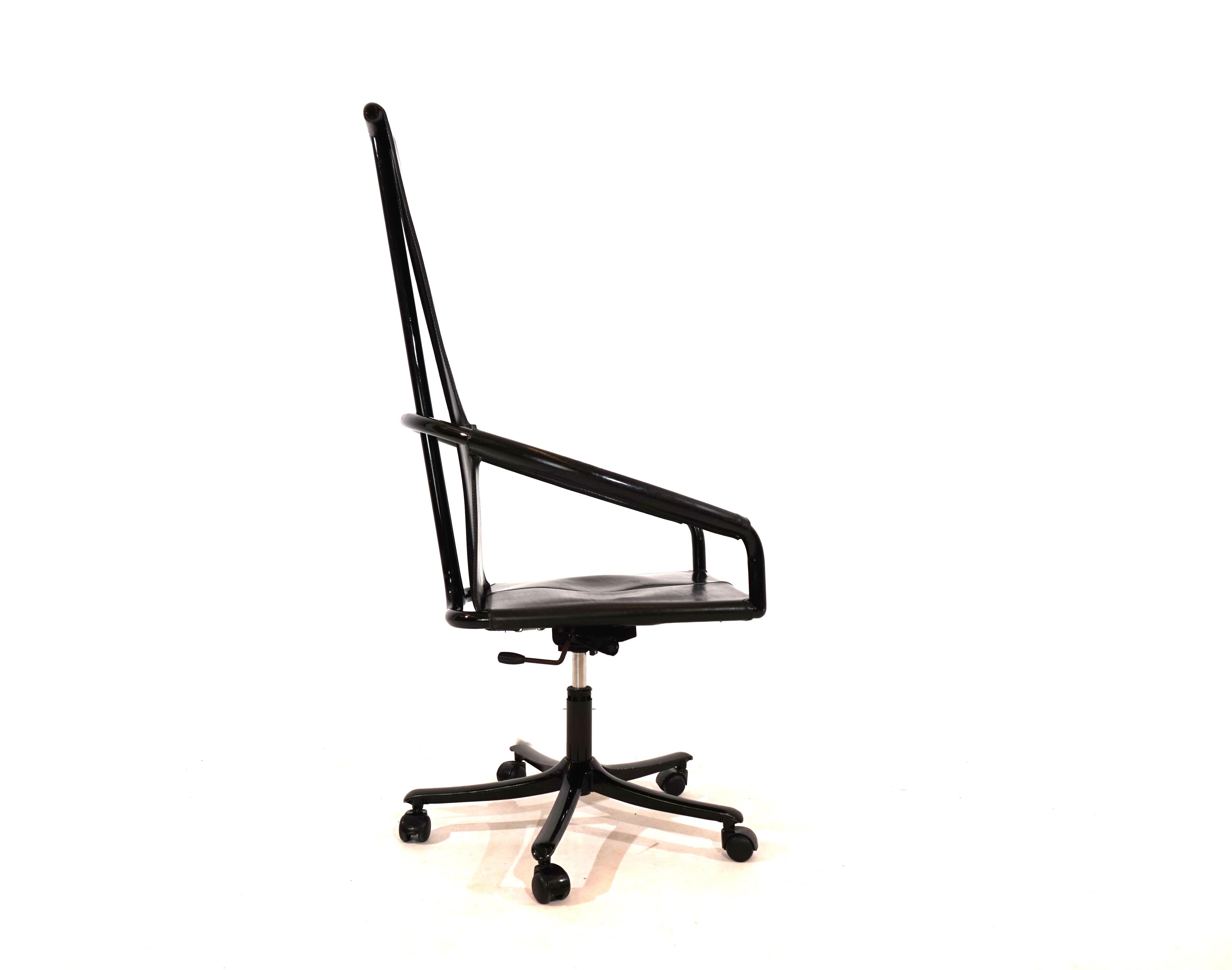 Silla de oficina de aspecto muy futurista y elegante, de piel gruesa de silla de montar, en muy buen estado. El cuero negro sólo presenta ligeros signos de desgaste en los reposabrazos. El cuero está tensado en una estructura estable de metal negro