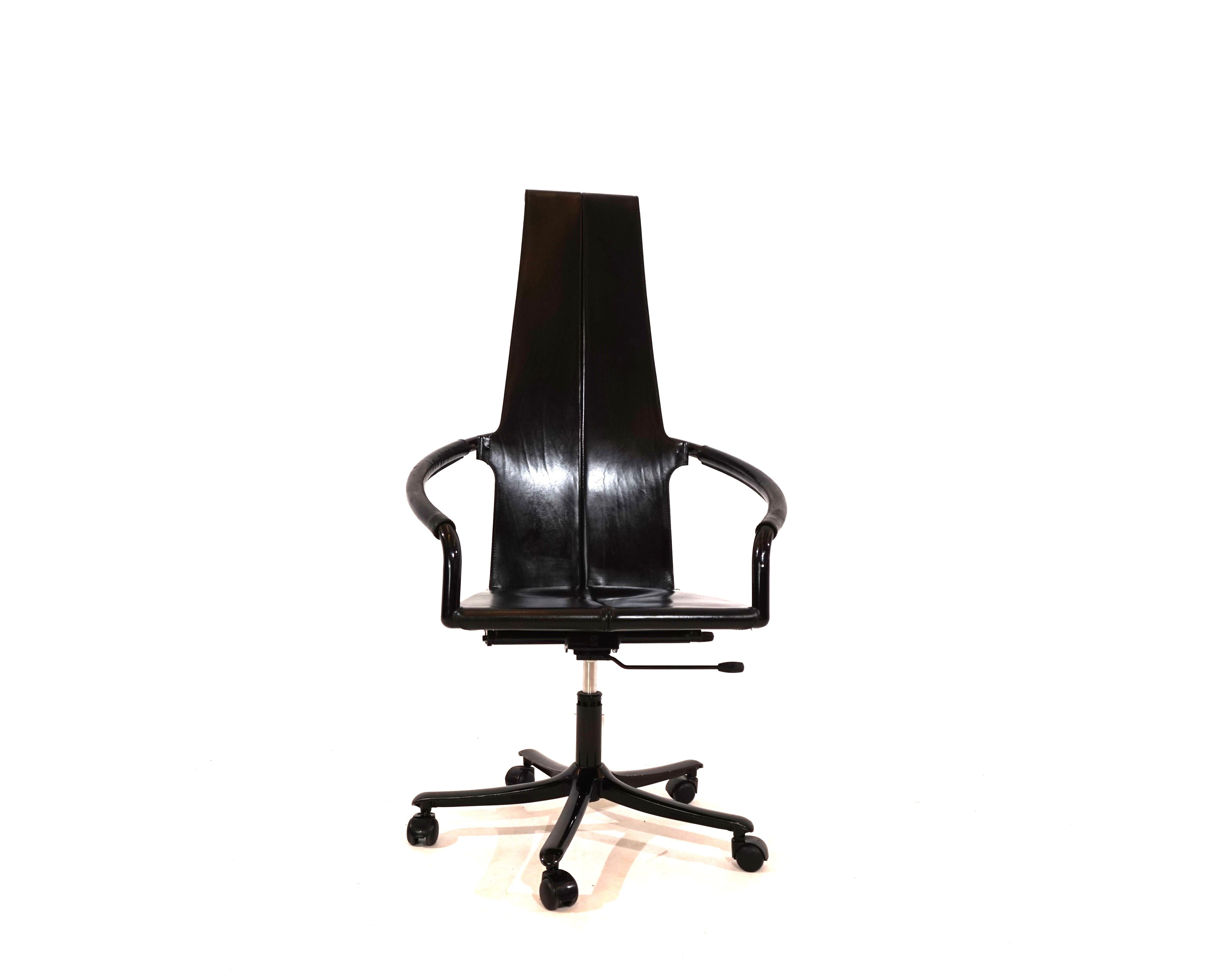 Cofemo Italia silla de oficina de cuero 80s Posmoderno en venta