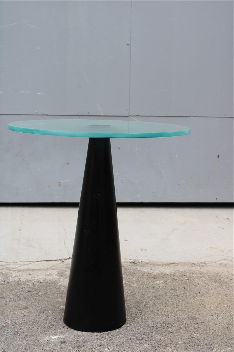 Italiano Tavolino da caffè e da cocktail 1980 con piano in vetro satinato piramidale nero Design italiano in vendita