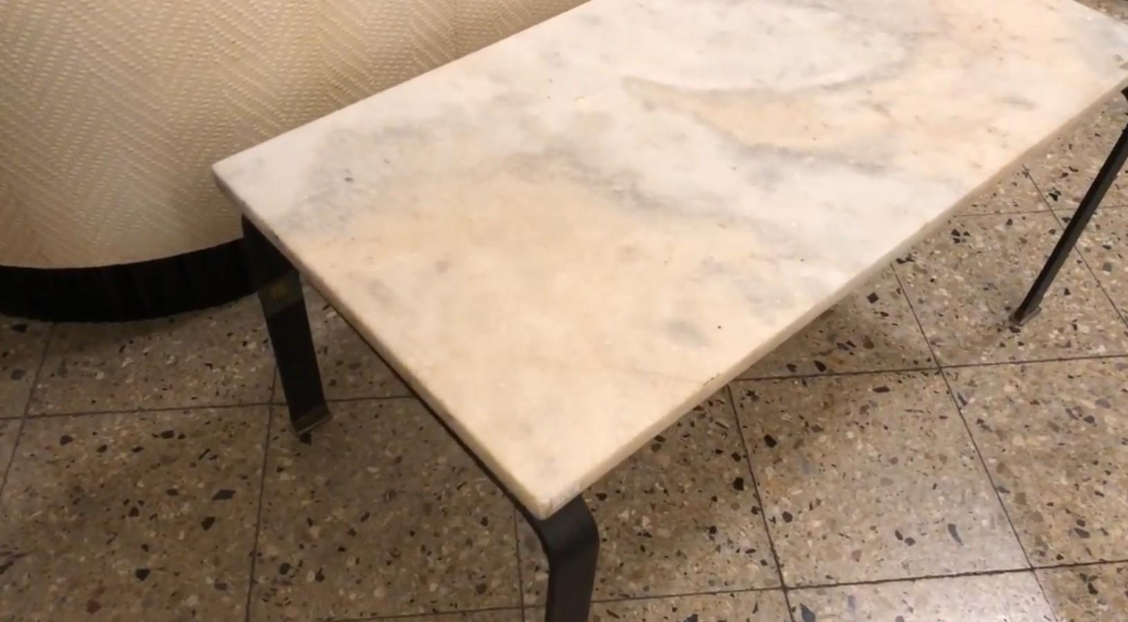 italien Table basse Art Déco 1930 en marbre et fer en vente