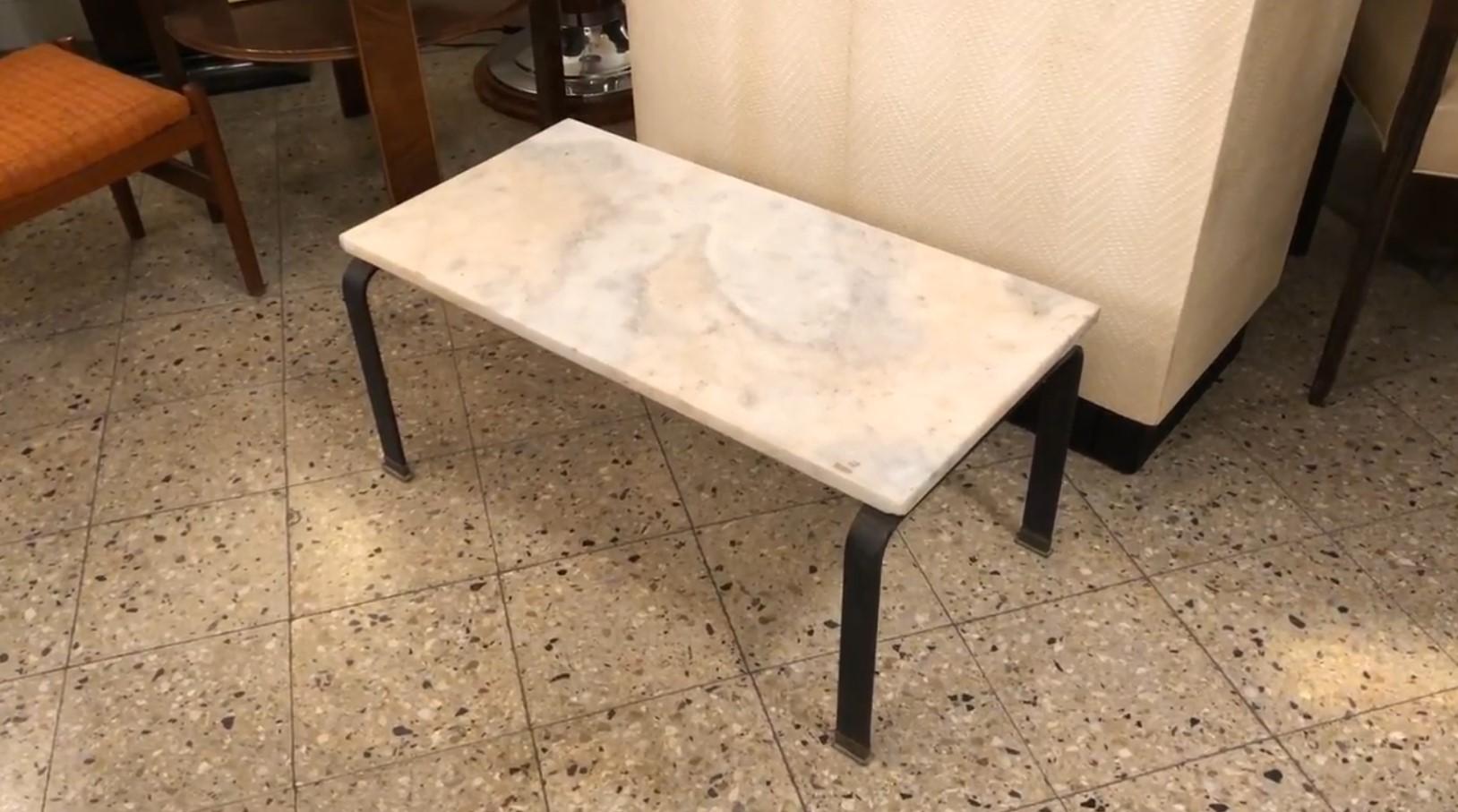 Milieu du XXe siècle Table basse Art Déco 1930 en marbre et fer en vente