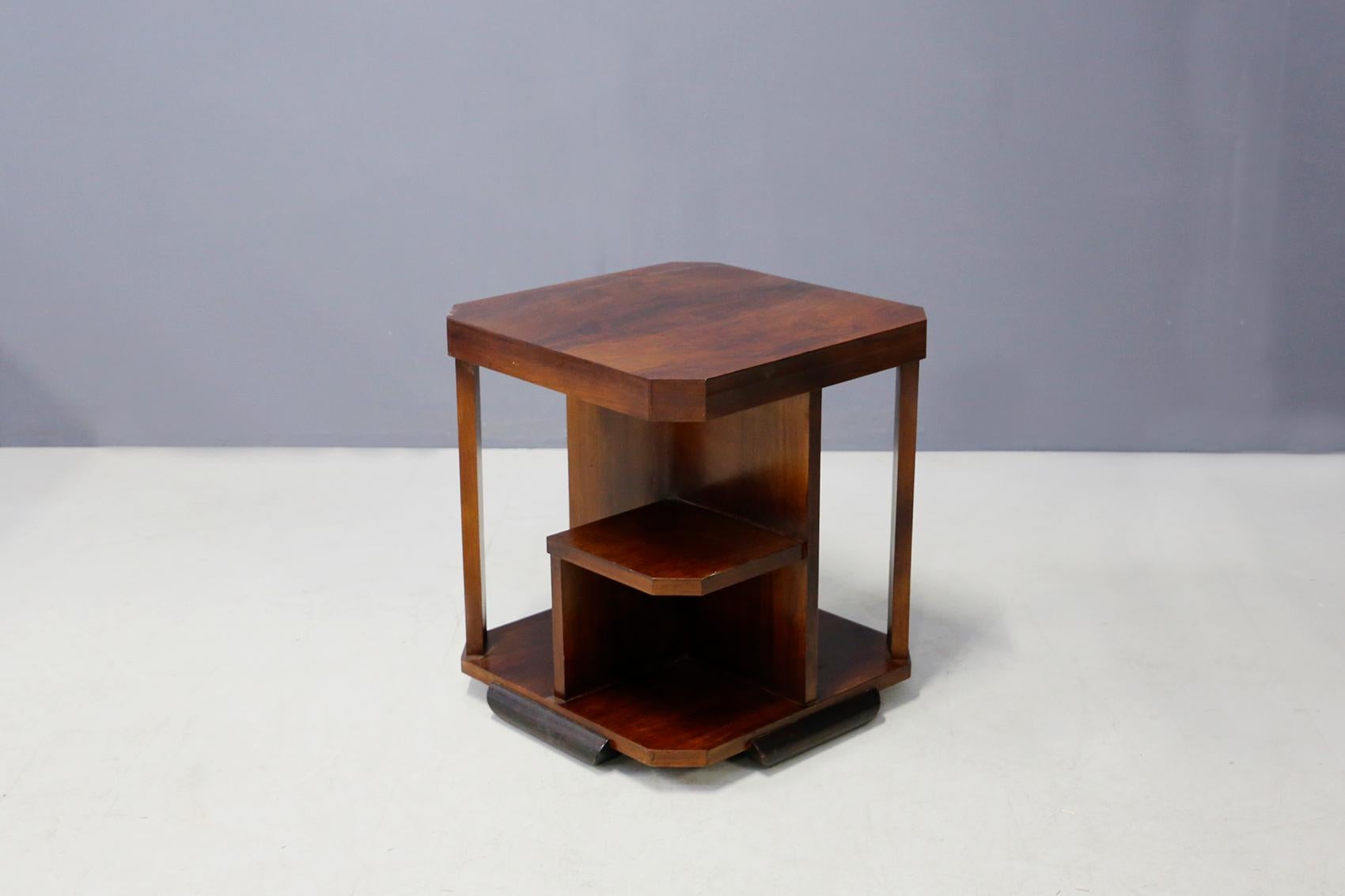 Table from the 1930s. The coffee table is attributed to the great designer Gio Ponti. Its realization is in a beautiful walnut wood. Made with several compartments, the coffee table allows a great functionality. Its very Classic and linear lines are