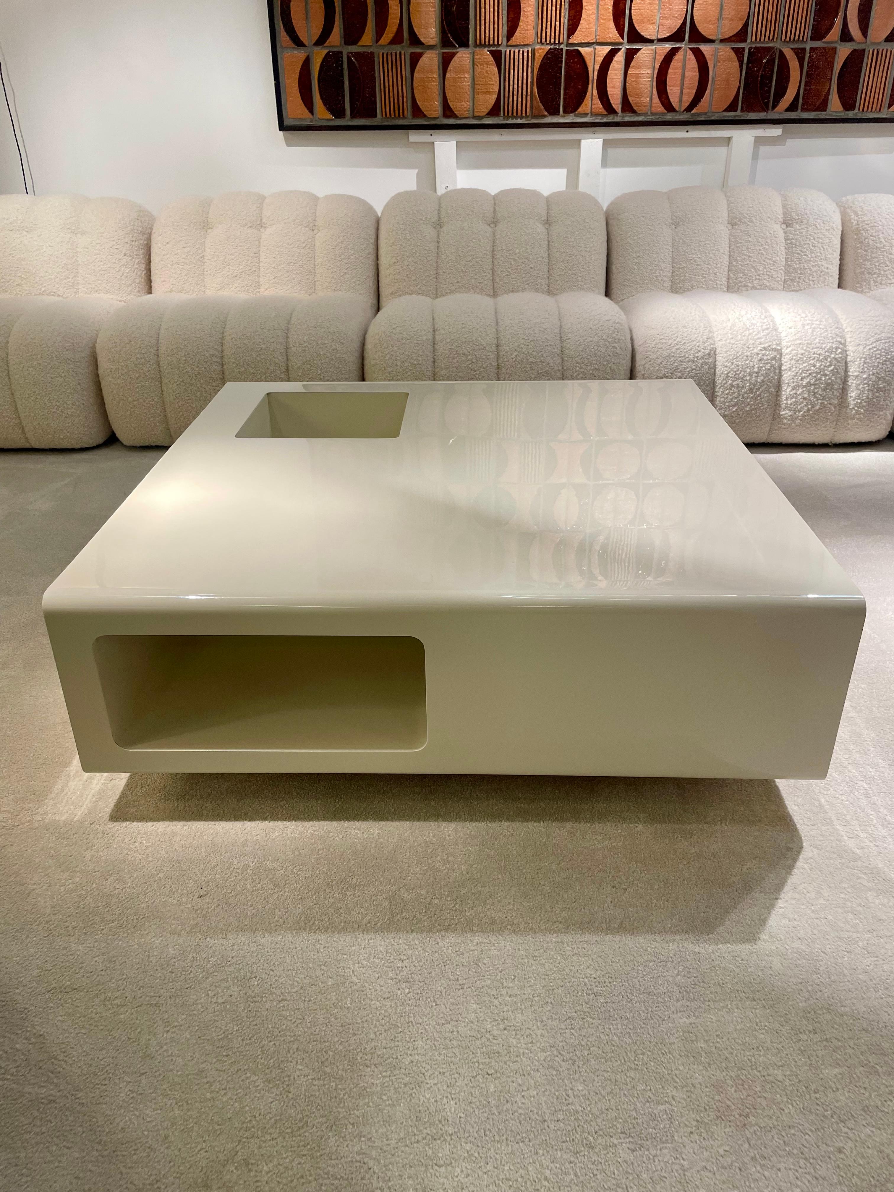 Table basse laquée Michel Boyer de 1970

Michel Boyer de Rebeval, dit Michel Boyer, est né à Paris en 1935 dans une famille d'artisans et d'architectes. Il a étudié à l'Ecole Nationale Supérieure des Arts Décoratifs où il a eu, entre autres, André