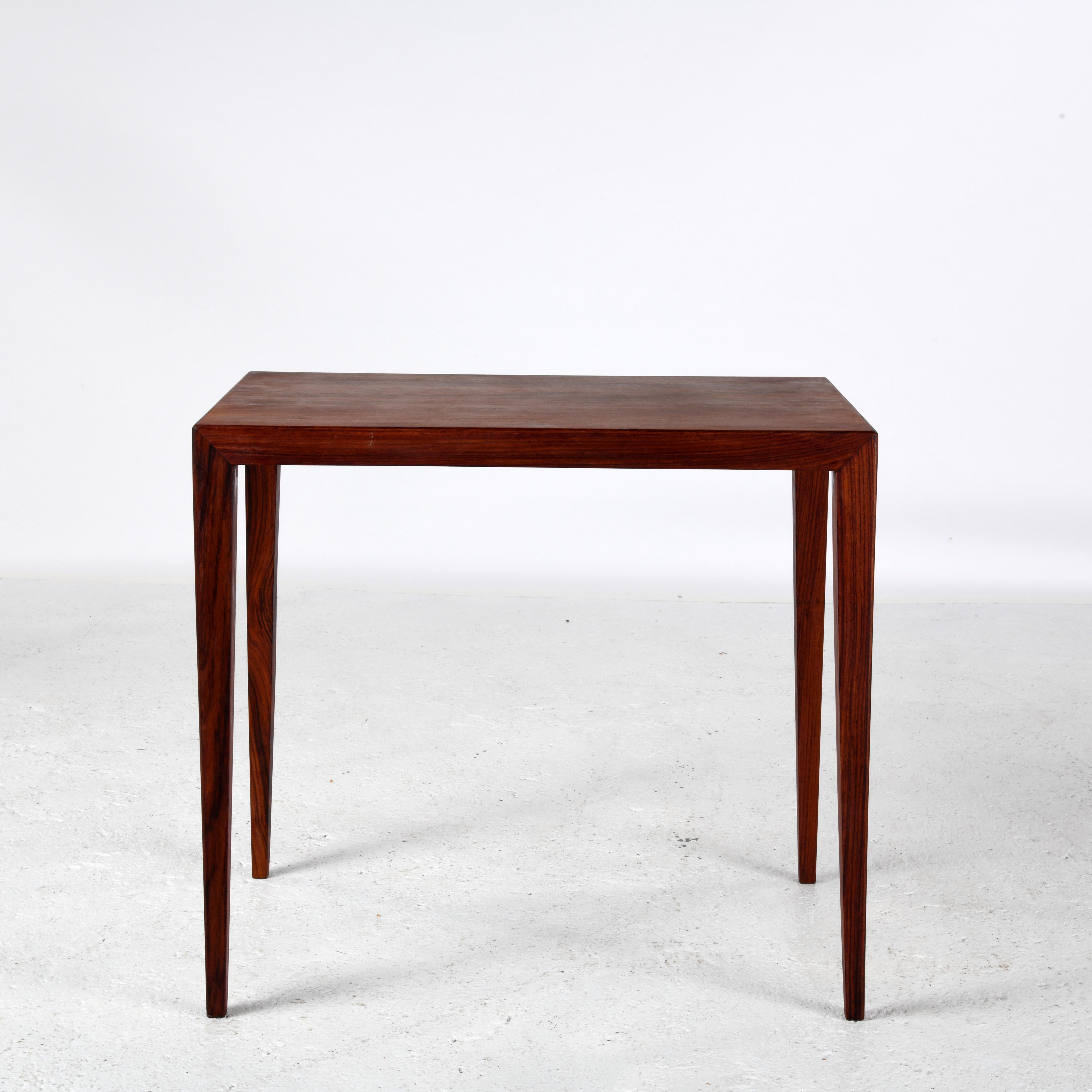 Petite table basse, conçue par Severin Hansen (1903-1979) dans les années 1960, éditée par Haslev Møbelfabrik au Danemark.
Une deuxième table du même modèle est également disponible.
Severin Hansen est connu pour son design extrêmement pur, dans