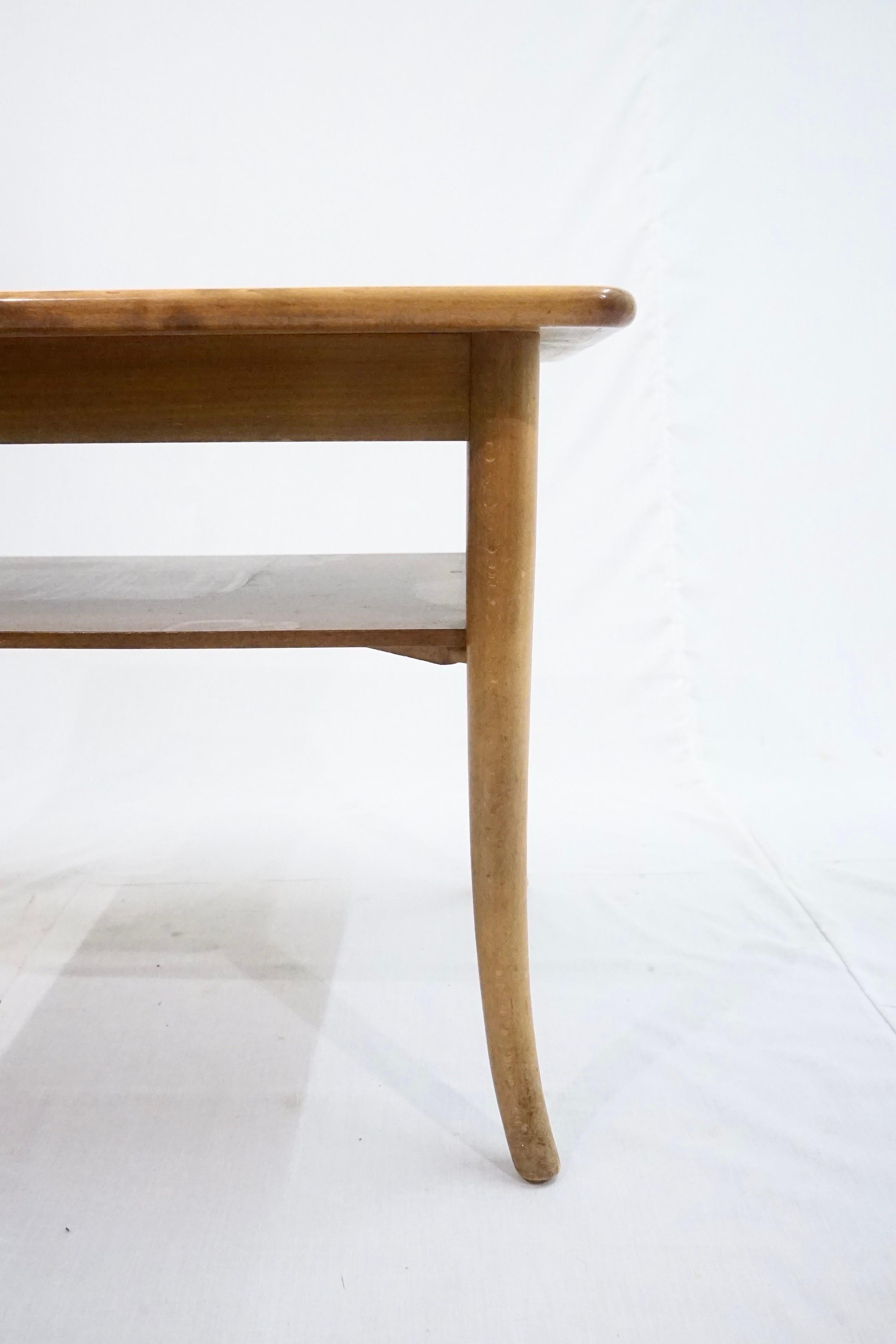 Rare coffee table in beech wood by Søren Hansen for Fritz Hansen manufactured in the 1940’s.
This table is manufactured by the recognised danish manufacturer Fritz Hansen.
Søren Hansen was a danish designer and owner of Fritz Hansen, he was the 3