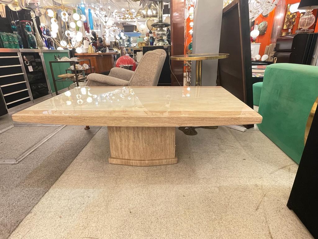 Un rectangulaire élégant  table basse en travertin poli conçue en Italie. Période : 1970s. Vintage, en excellent état. Le travertin s'inscrit totalement dans la tendance intérieure d'aujourd'hui, une table basse est un must have dans votre intérieur.