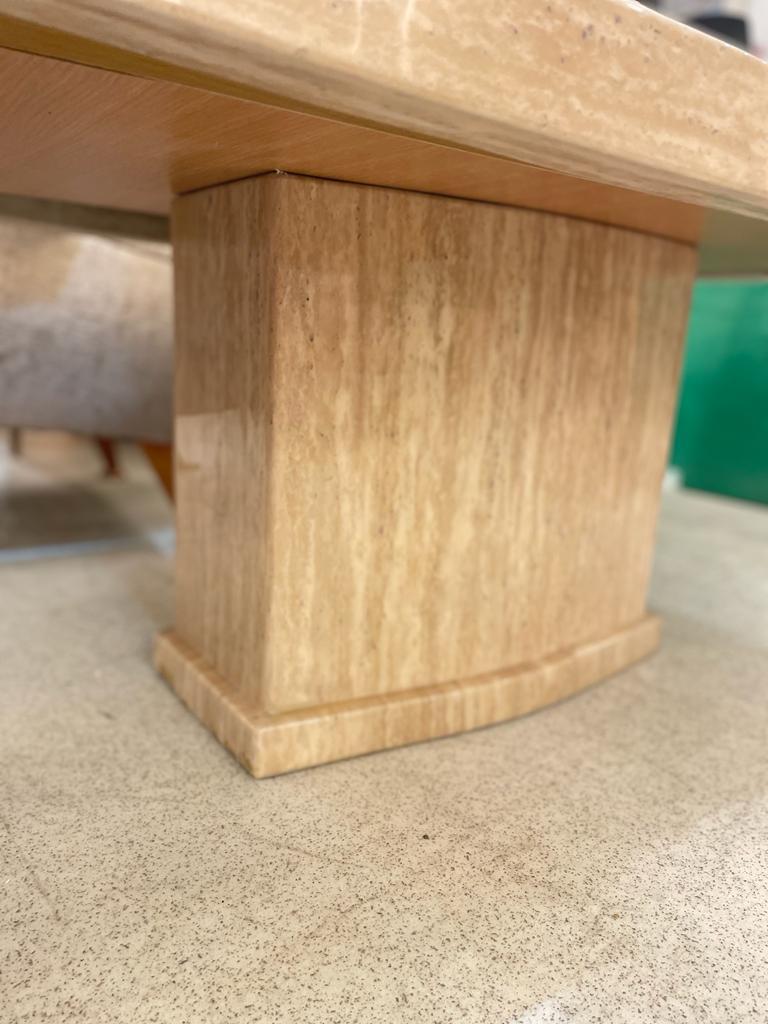 italien Table basse en travertin, datant d'environ 1970 en vente