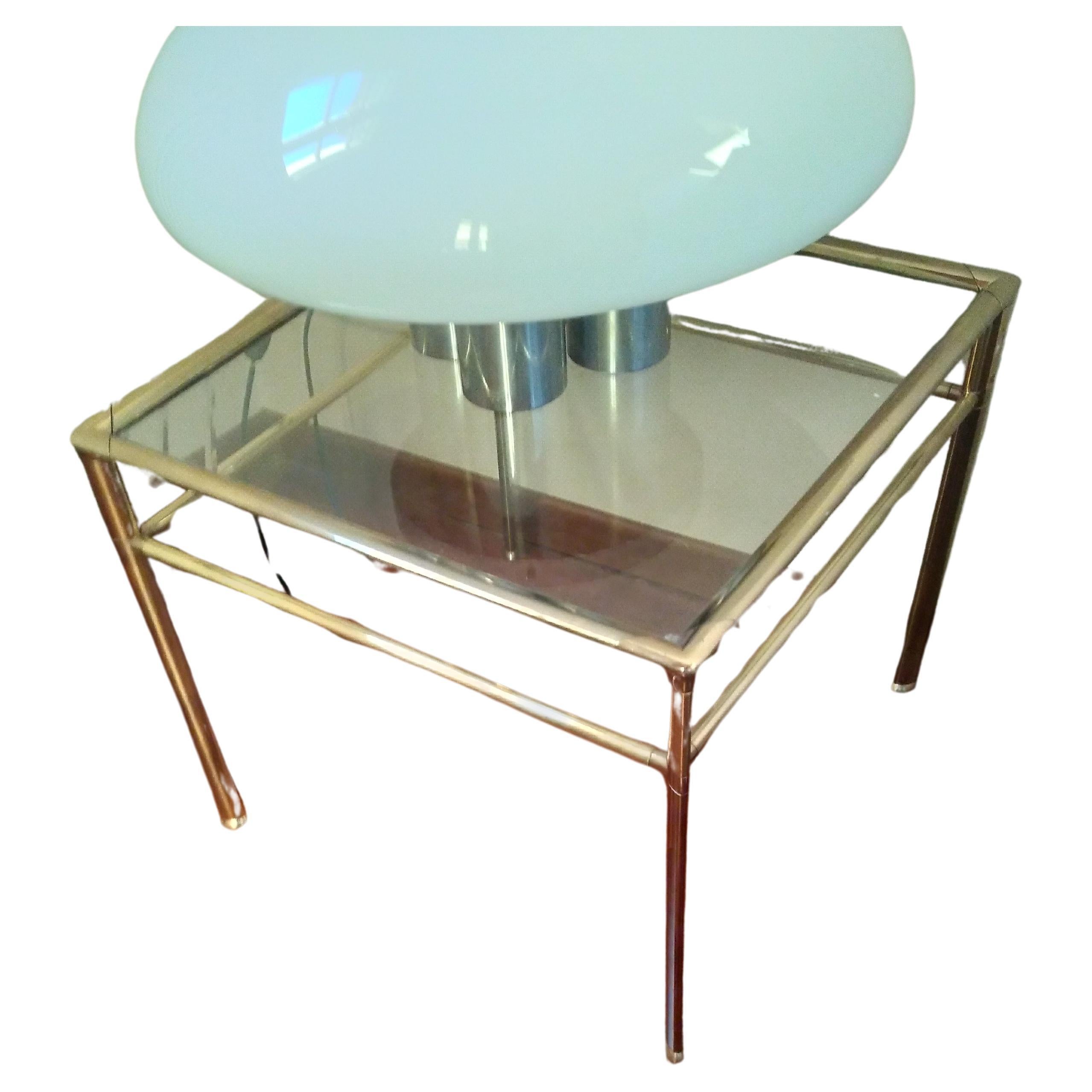 Tavolo basso  in ottone e vetro Italia 1960 . Questo tavolo è originale in ogni sua parte. Il top in vetro è inciso con una decorazione geometrica .Il tavolo ha una linea elegante e versatile , che lo rende un complemento d'arredo eccezionale. 