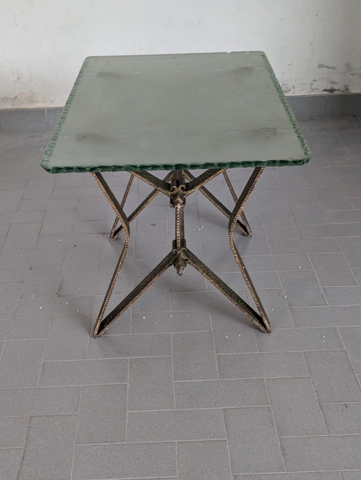 Cette table basse design, créée par Pier Luigi Colli pour Fontana Arte, est une pièce unique qui incarne l'élégance et le raffinement. Réalisée en verre acide évidé, la table basse présente une surface translucide qui crée un effet visuel