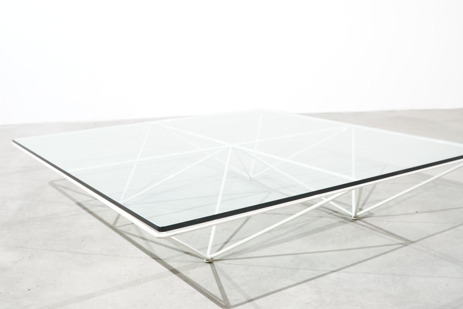 Alanda de Paolo Piva est une table basse produite par A.C.I.C., aujourd'hui B&B Italia, en 1981. Sa conception suit une construction architecturale précise et est dotée d'une composition formelle caractéristique obtenue par l'assemblage de volumes