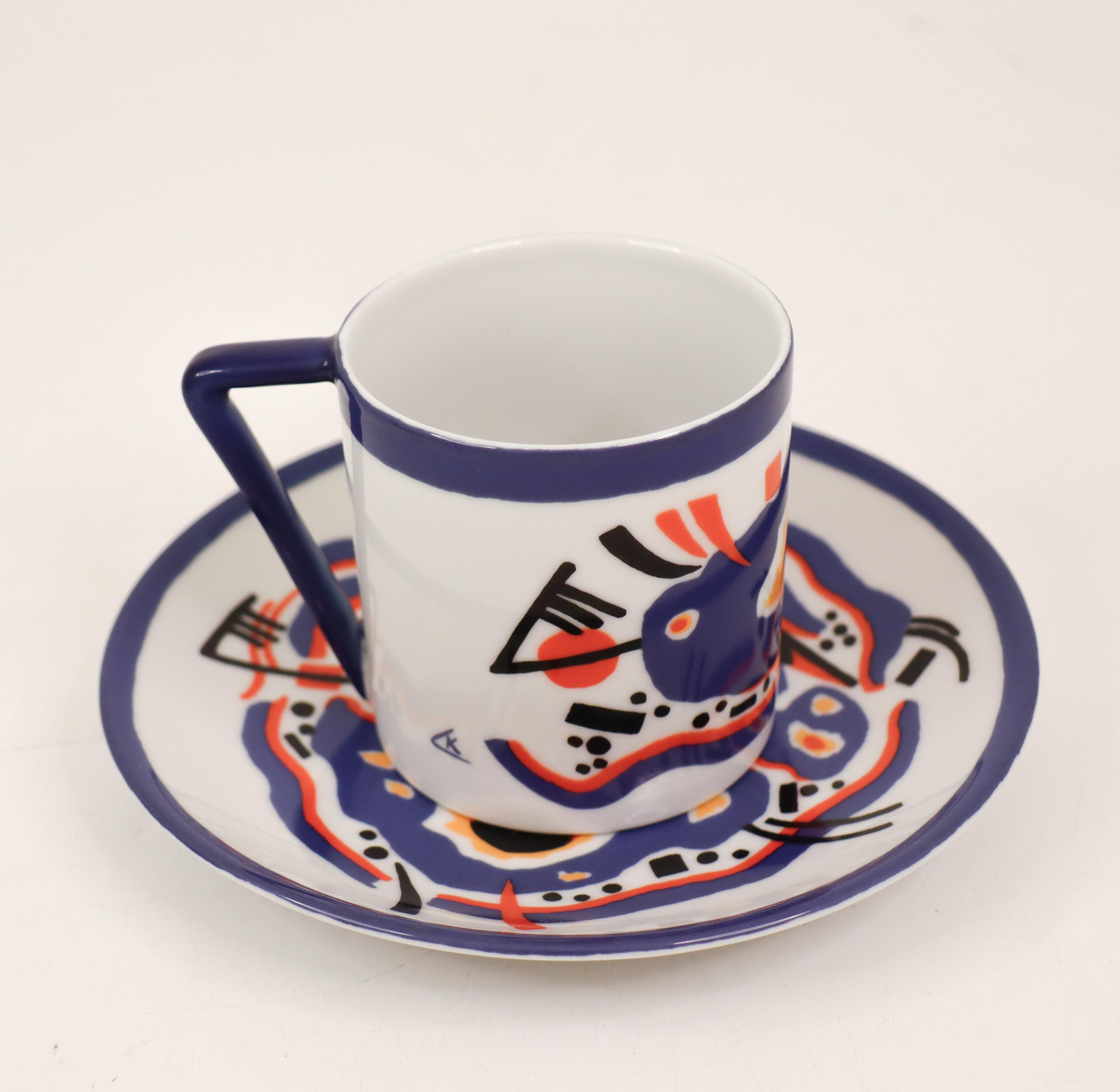 Tasse und Untertasse, entworfen von Wassily Kandinsky, Kandinsky-Design. Die Untertasse hat einen Durchmesser von 15 cm (6
