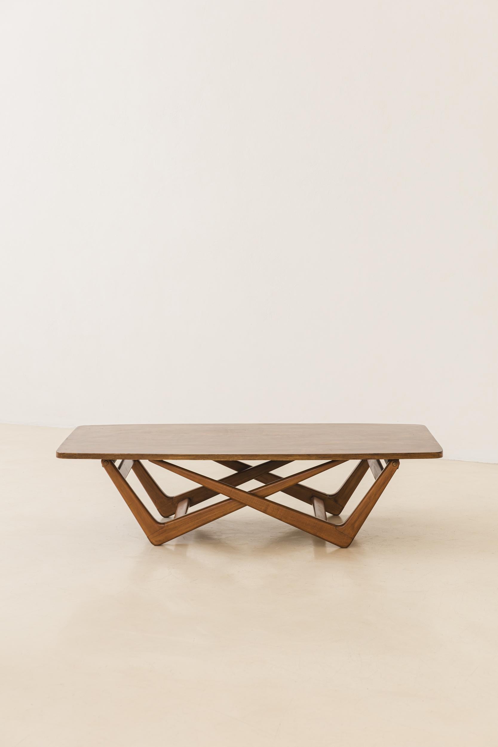 Martin Eisler a créé cette table originale dans les années 1950 pour tirer parti de l'espace, en assumant deux positions : dans la position normale, elle sert de table à manger pouvant accueillir jusqu'à six personnes ; dans la seconde position,