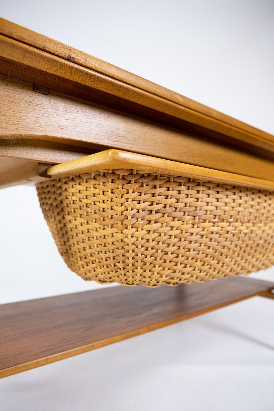 Coffee- and Sewing Table in Oak and Teak of Danish Design from the 1960s In Good Condition In Lejre, DK