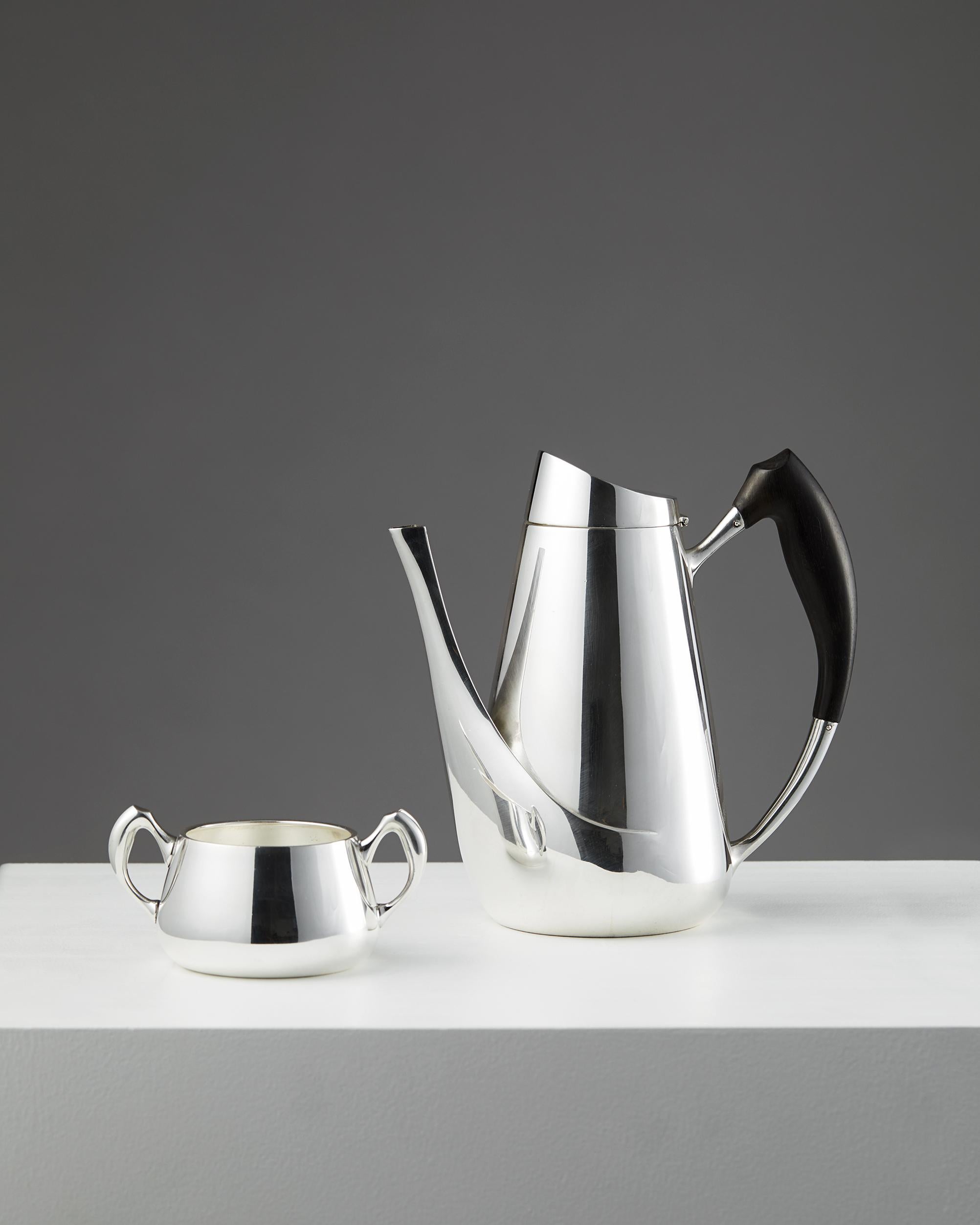 Rosewood and sterling silver.

Measures: Pot
H 19 cm/ 7 1/2