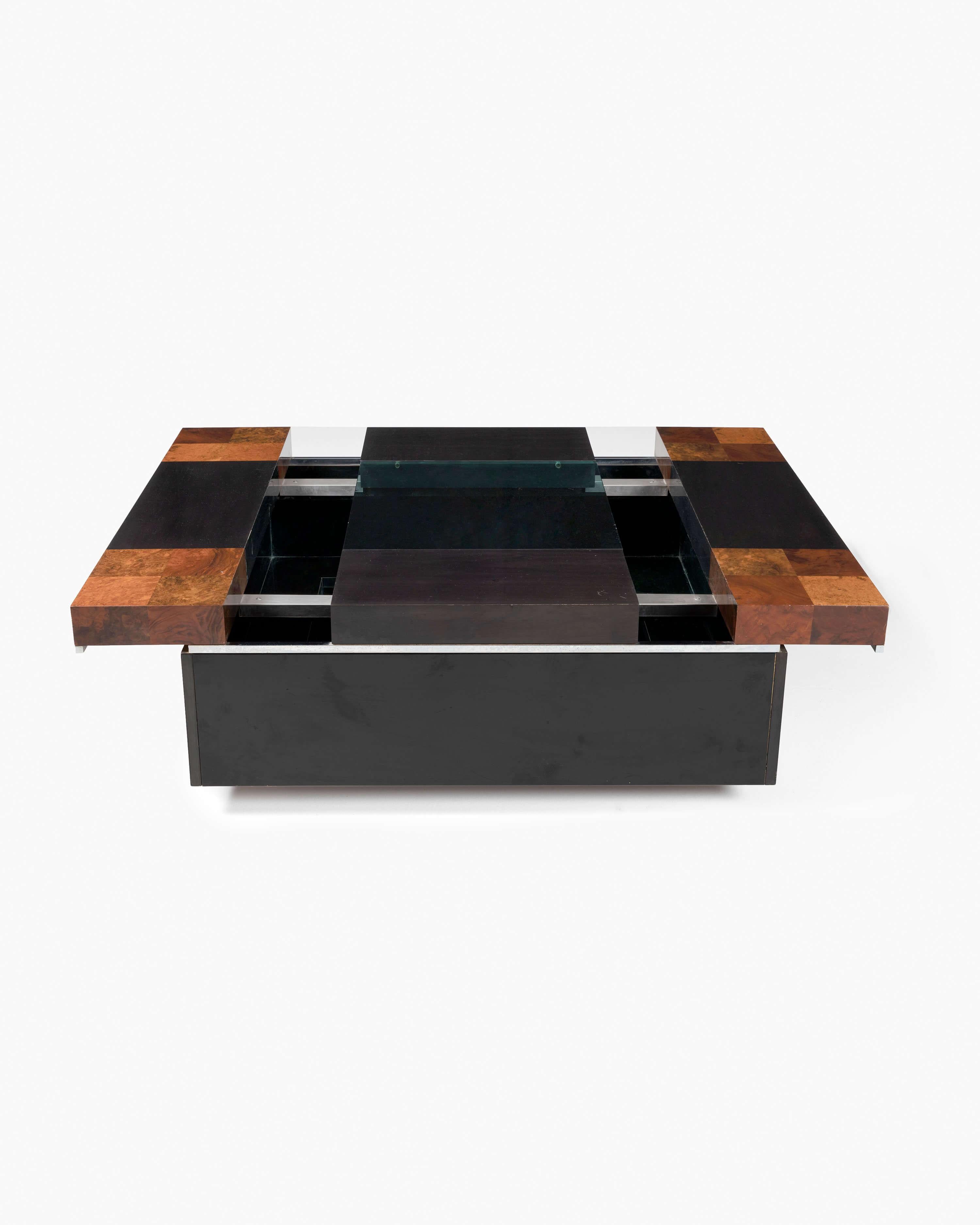 italien Table basse en bois de ronce à carreaux et placage teinté noir, vers 1970 en vente