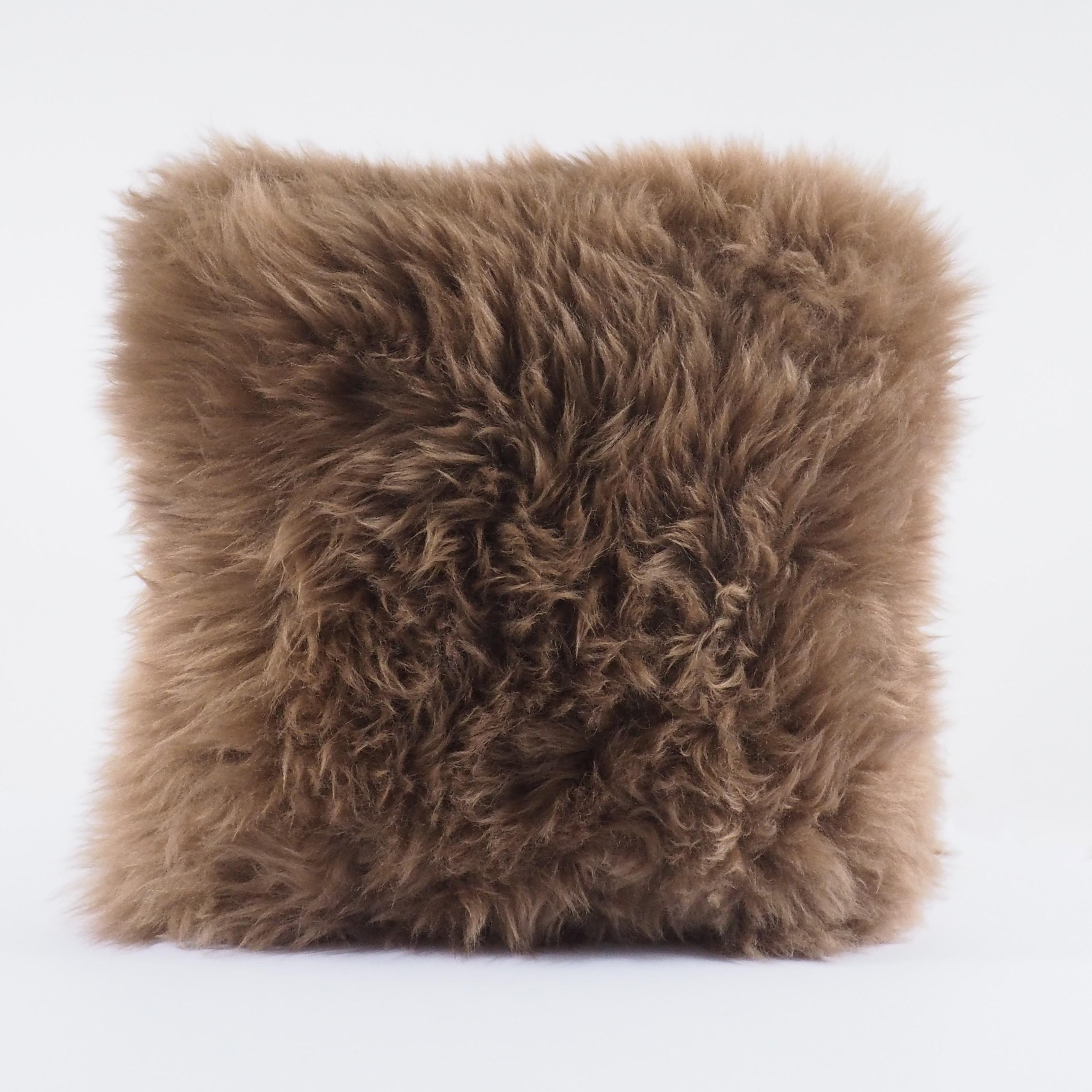 Este cojín está hecho a mano en nuestro Atelier de Italia con los mejores materiales, empezando por auténtica piel de oveja Shearling. Su particular aspecto permite que esta pieza destaque o se integre en tus espacios, manteniendo su naturaleza de