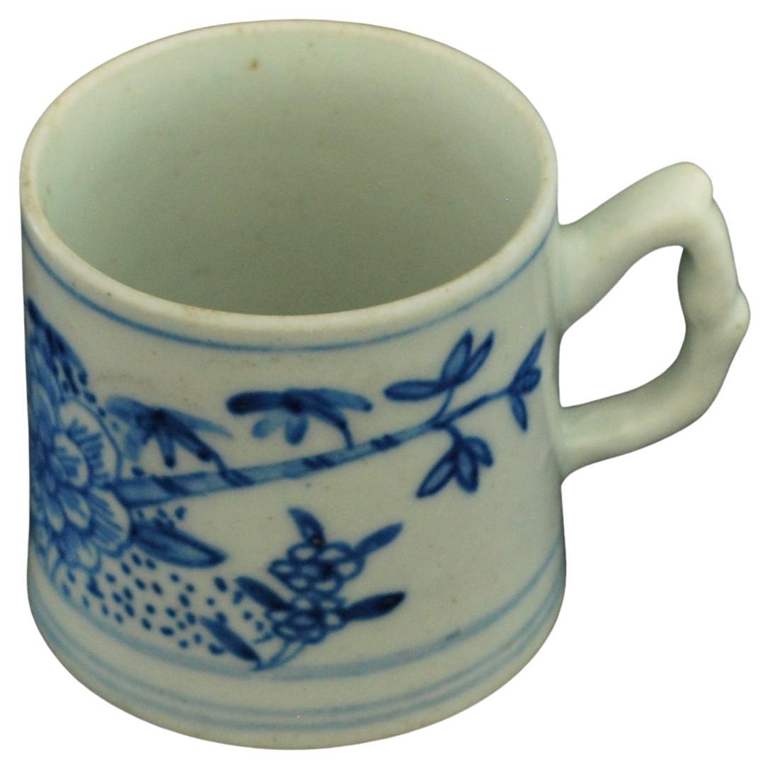 Kaffeekanne Blau und Weiß "Pfingstrose & Bambus" Bow Porcelain, um 1754 im Angebot