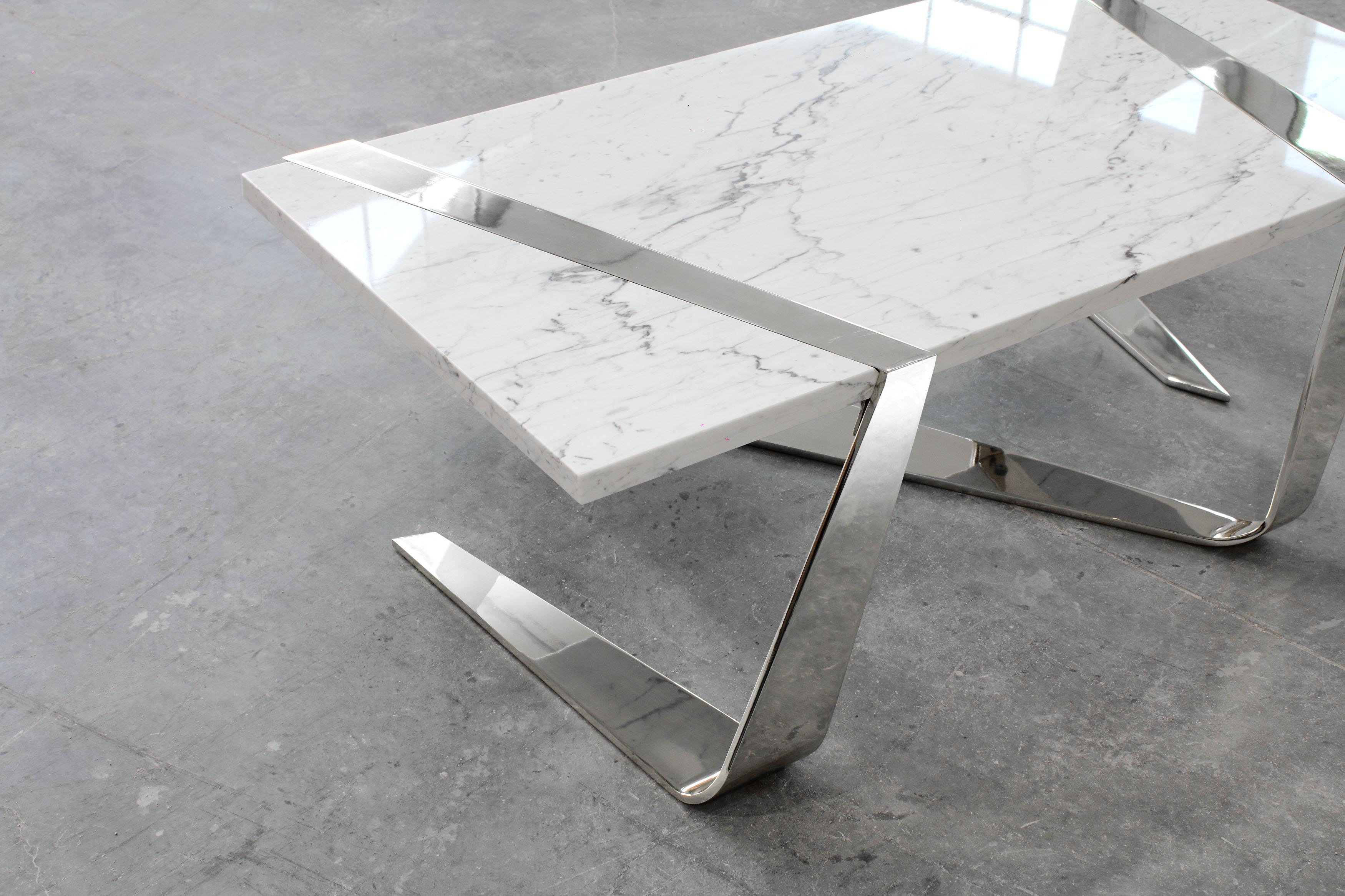 Moderne Table basse de forme géométrique en marbre blanc de Carrare et miroir en acier inoxydable en vente