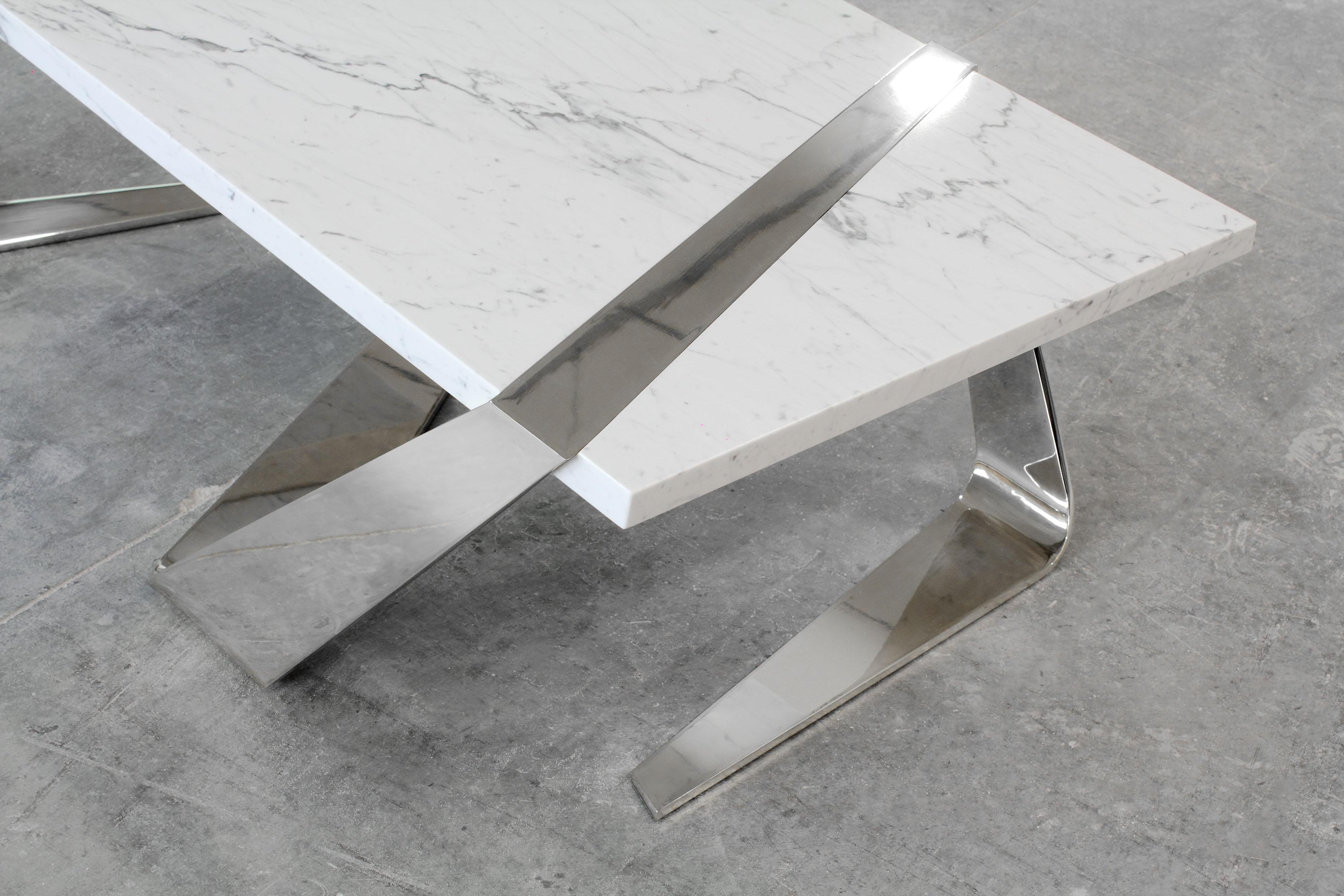 italien Table basse de forme géométrique en marbre blanc de Carrare et miroir en acier inoxydable en vente