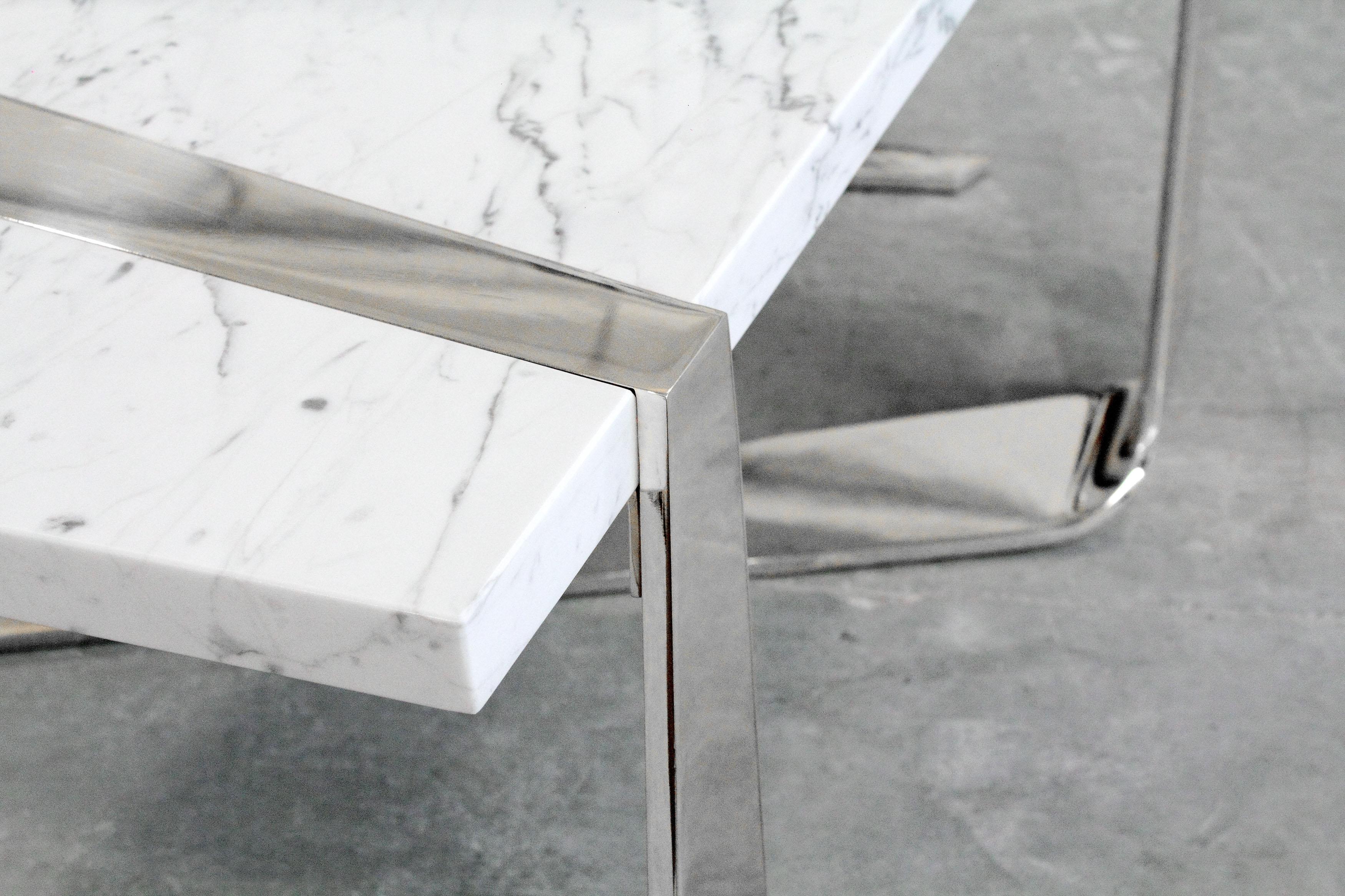 Poli Table basse de forme géométrique en marbre blanc de Carrare et miroir en acier inoxydable en vente