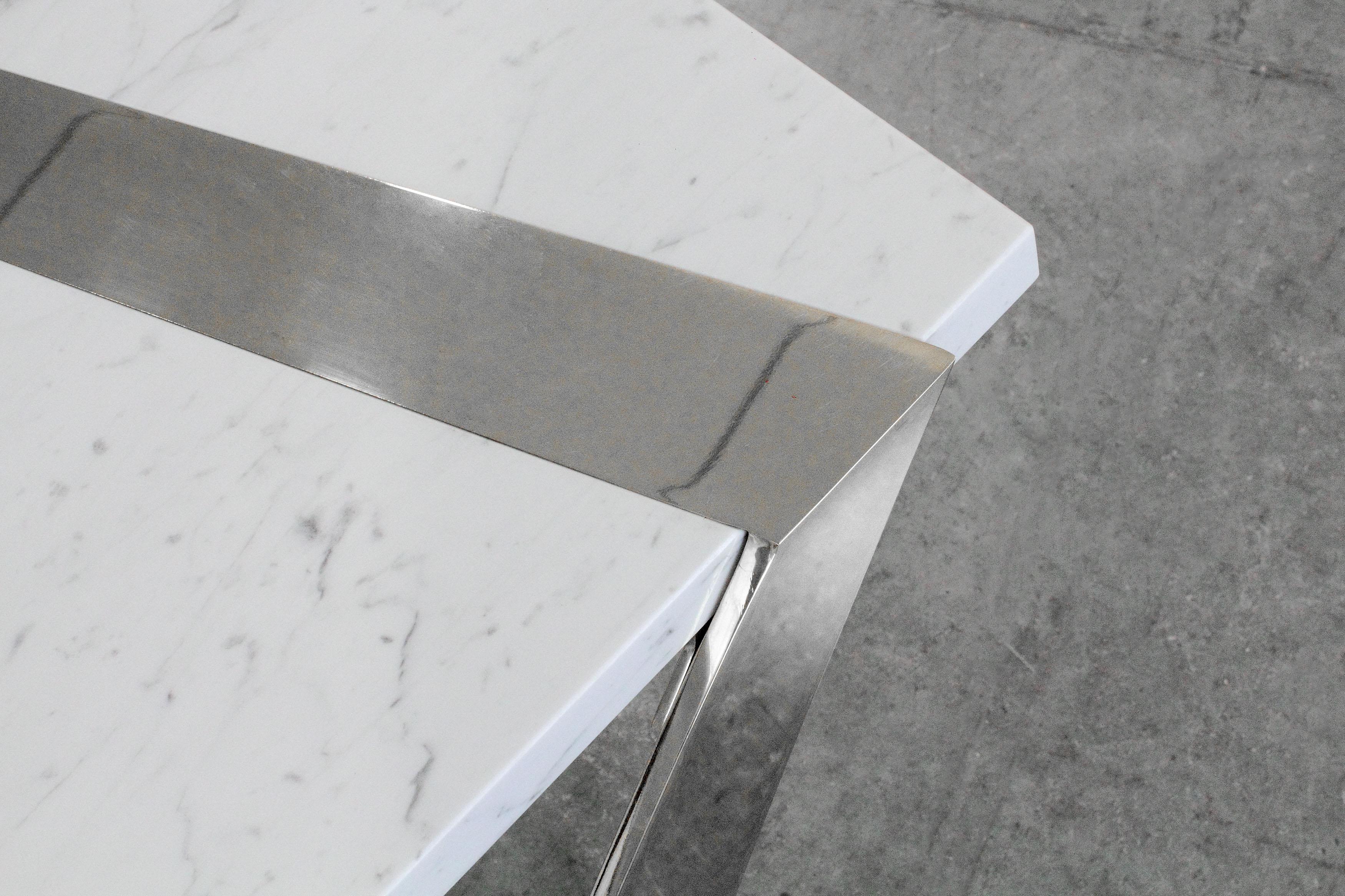 Couchtisch Geometrische Form Weißer Carrara Marmor Spiegel Rostfreier Stahl im Zustand „Neu“ im Angebot in Ancona, Marche