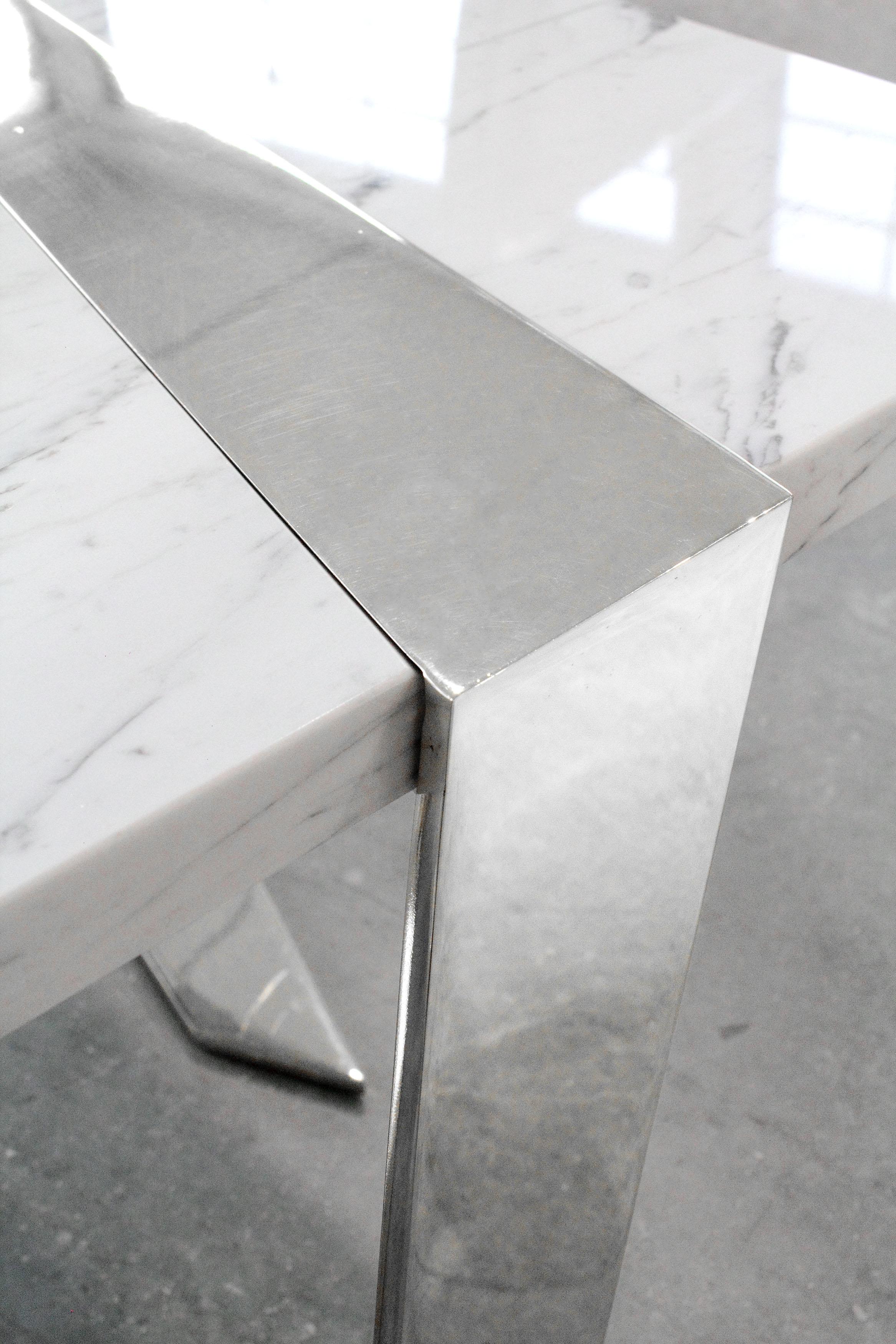 XXIe siècle et contemporain Table basse de forme géométrique en marbre blanc de Carrare et miroir en acier inoxydable en vente
