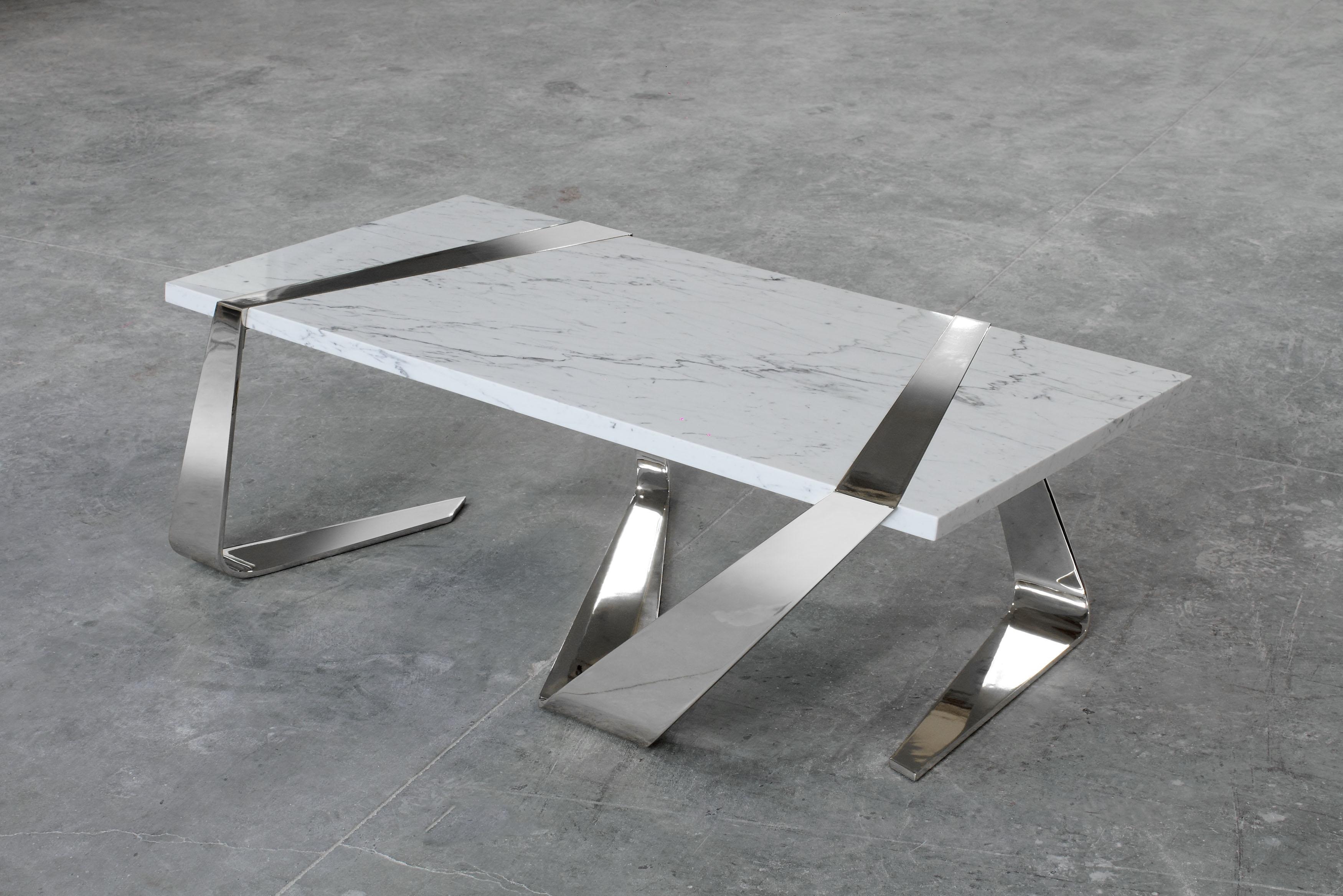 Acier inoxydable Table basse de forme géométrique en marbre blanc de Carrare et miroir en acier inoxydable en vente