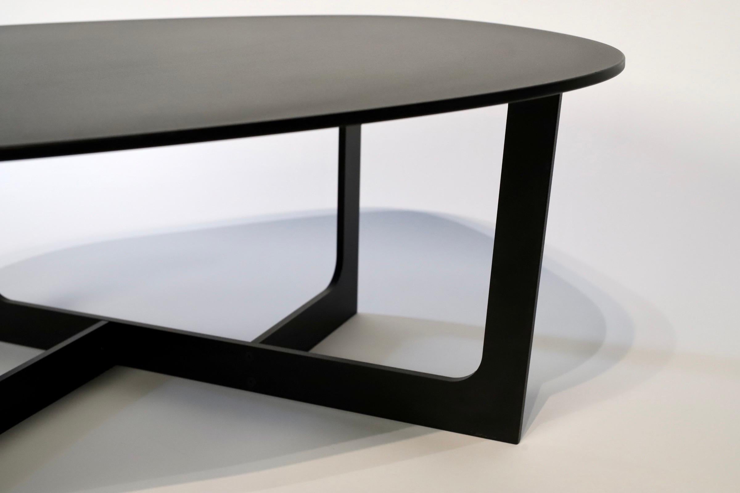 Der Cocktail- oder Beistelltisch, der von Ernst & Jensen für Erik Jorgensen entworfen wurde, ist ein atemberaubendes Stück, das Form und Funktion nahtlos miteinander verbindet. Dieser mit viel Liebe zum Detail gefertigte Tisch verkörpert die Essenz