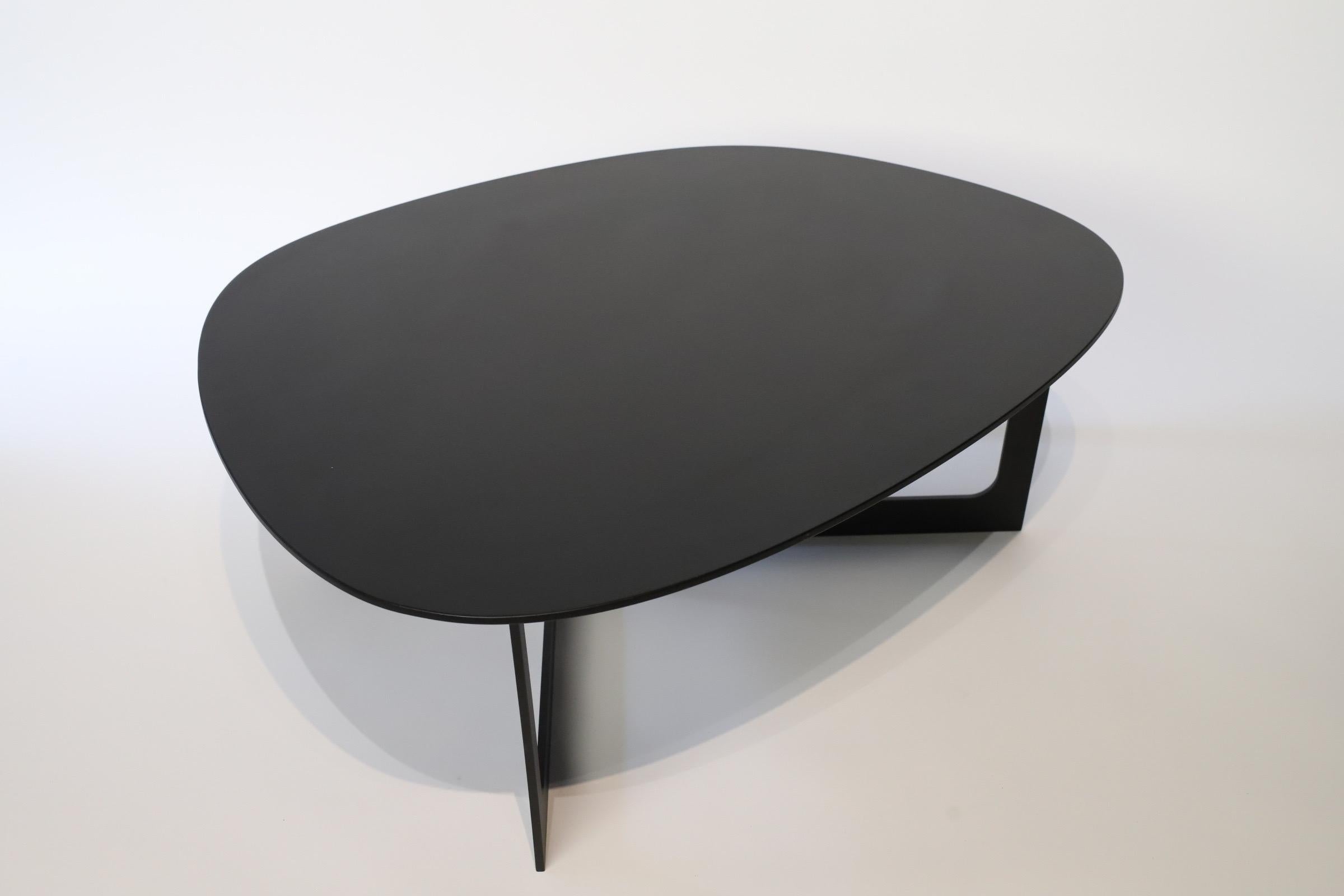 Der Insula Cocktail- oder Beistelltisch, entworfen von Ernst & Jensen für Erik Jorgensen, ist ein atemberaubendes Stück, das Form und Funktion nahtlos miteinander verbindet. Dieser mit viel Liebe zum Detail gefertigte Tisch verkörpert die Essenz des