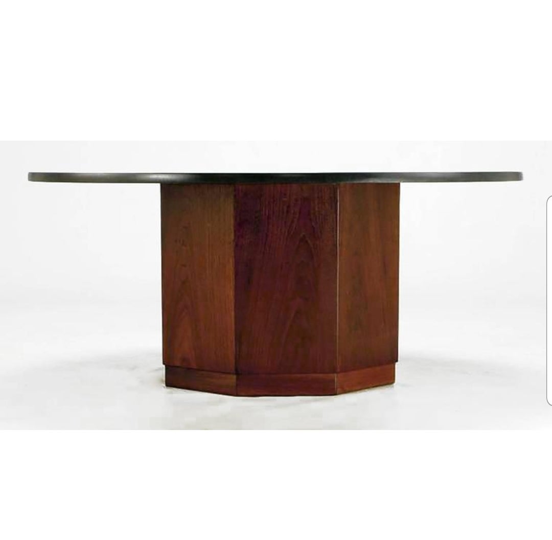 Mesa redonda de cóctel o café con tapa de esteatita (a menudo llamada pizarra, pero no es pizarra) y base octogonal de nogal, del arquitecto de San Luis, Fred Kemp. Kemp fue una figura destacada en la escena arquitectónica de San Luis durante más de