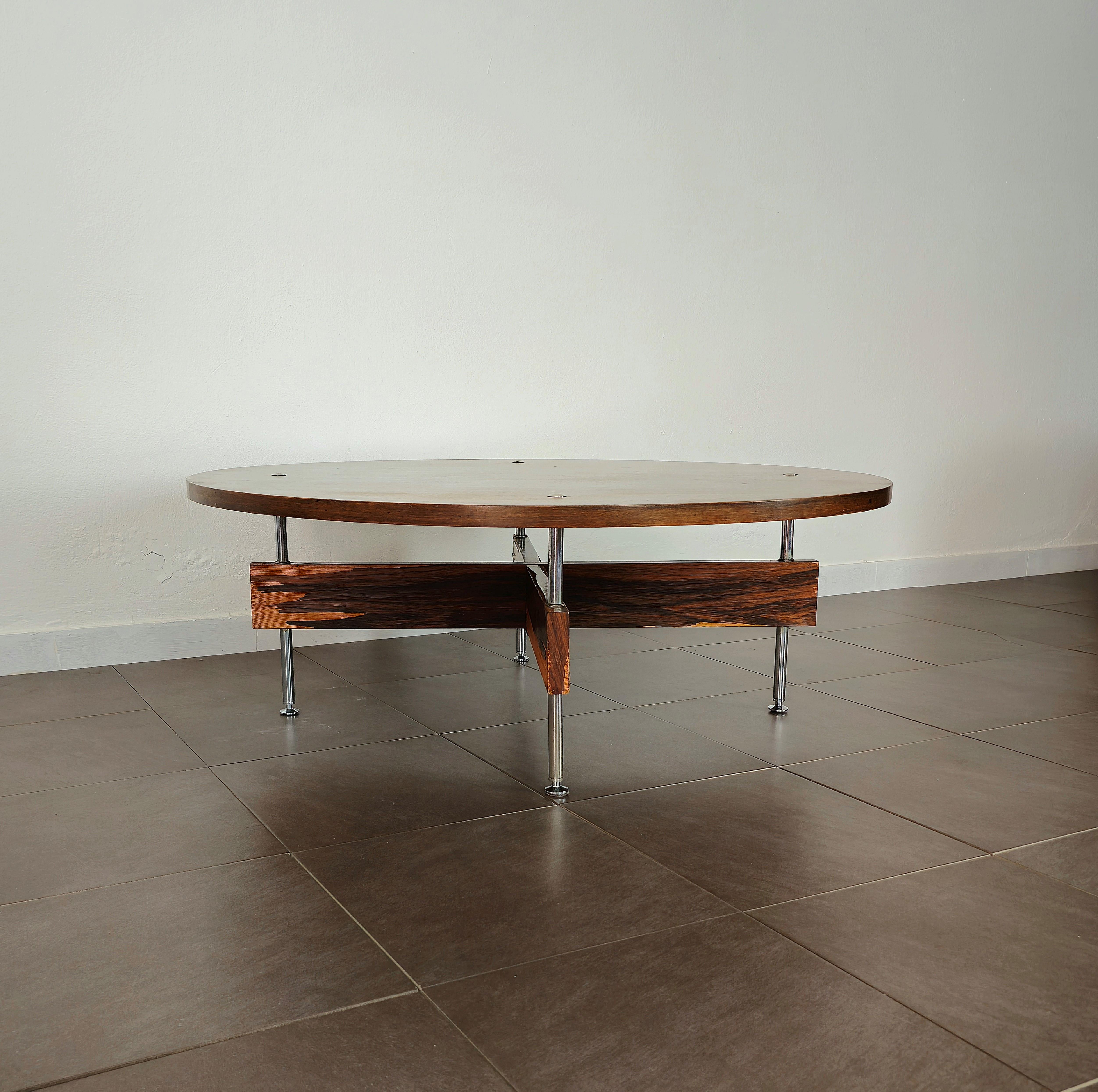 Low coffee table produced in Italy in the 60s by Stildomus.
The coffee table was made with a circular wooden top that rests on 4 feet in a cross structure. The feet are in chromed metal and brass.



Note: We try to offer our customers an excellent