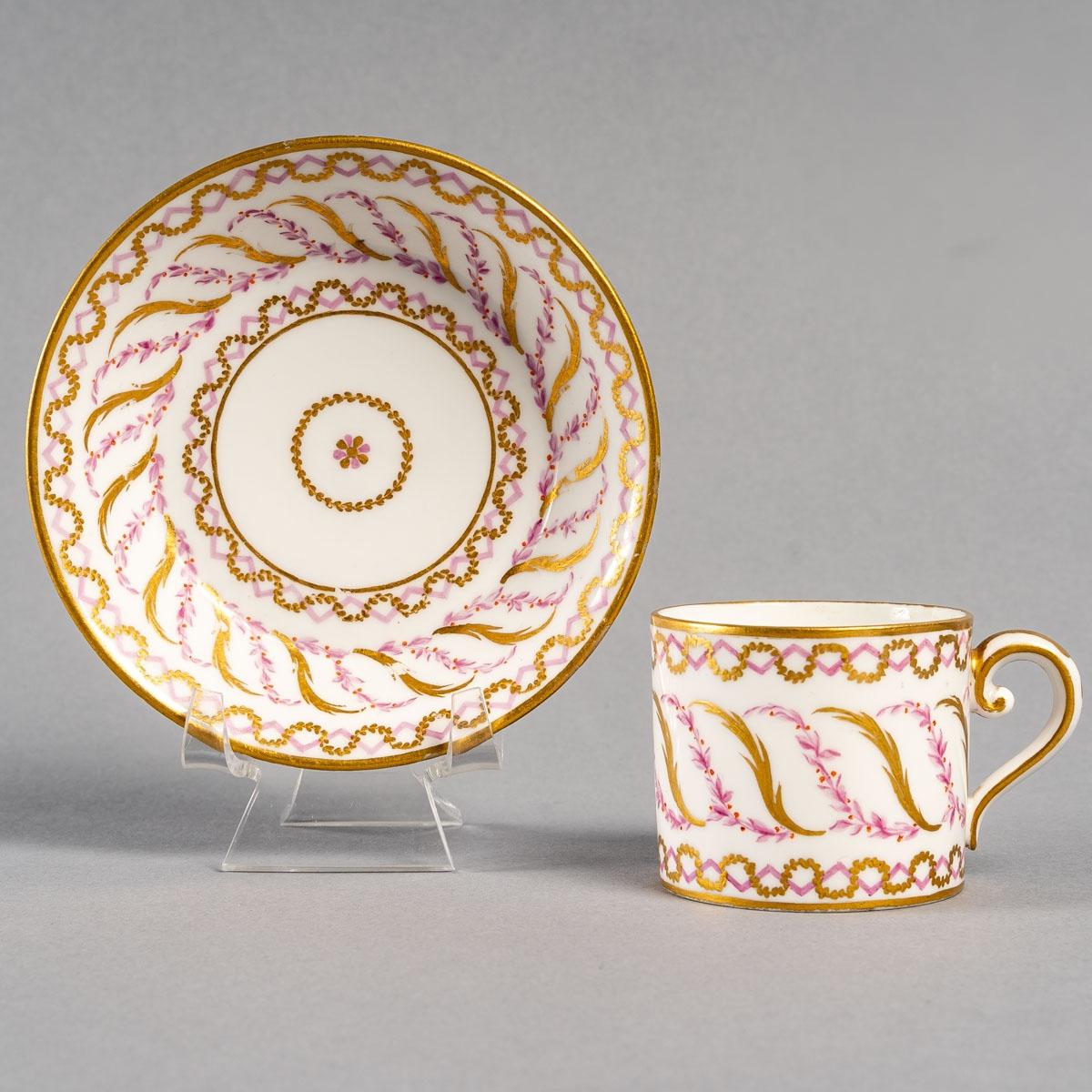 Tasse à café en porcelaine de Sèvres, du XVIIIe siècle

Belle tasse à café du 18e siècle en porcelaine de Sèvres.

Dimensions : H:6,5cm, P : 11cm : H:6,5cm, D : 11cm