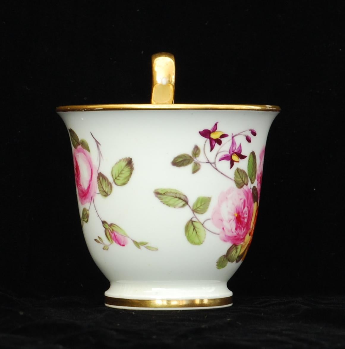Moulé Tasse à café et soucoupe en porcelaine de Nantgarw, datant d'environ 1815 en vente