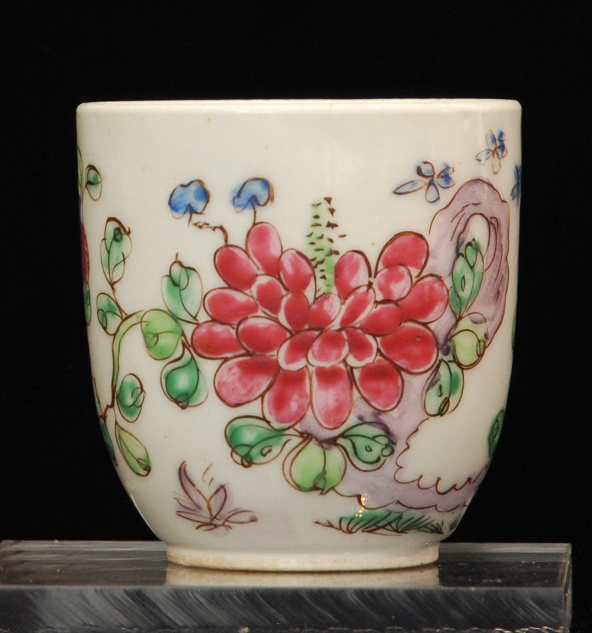 Anglais Tasse à café avec décoration Famille Rose, porcelaine à nœud, vers 1750 en vente