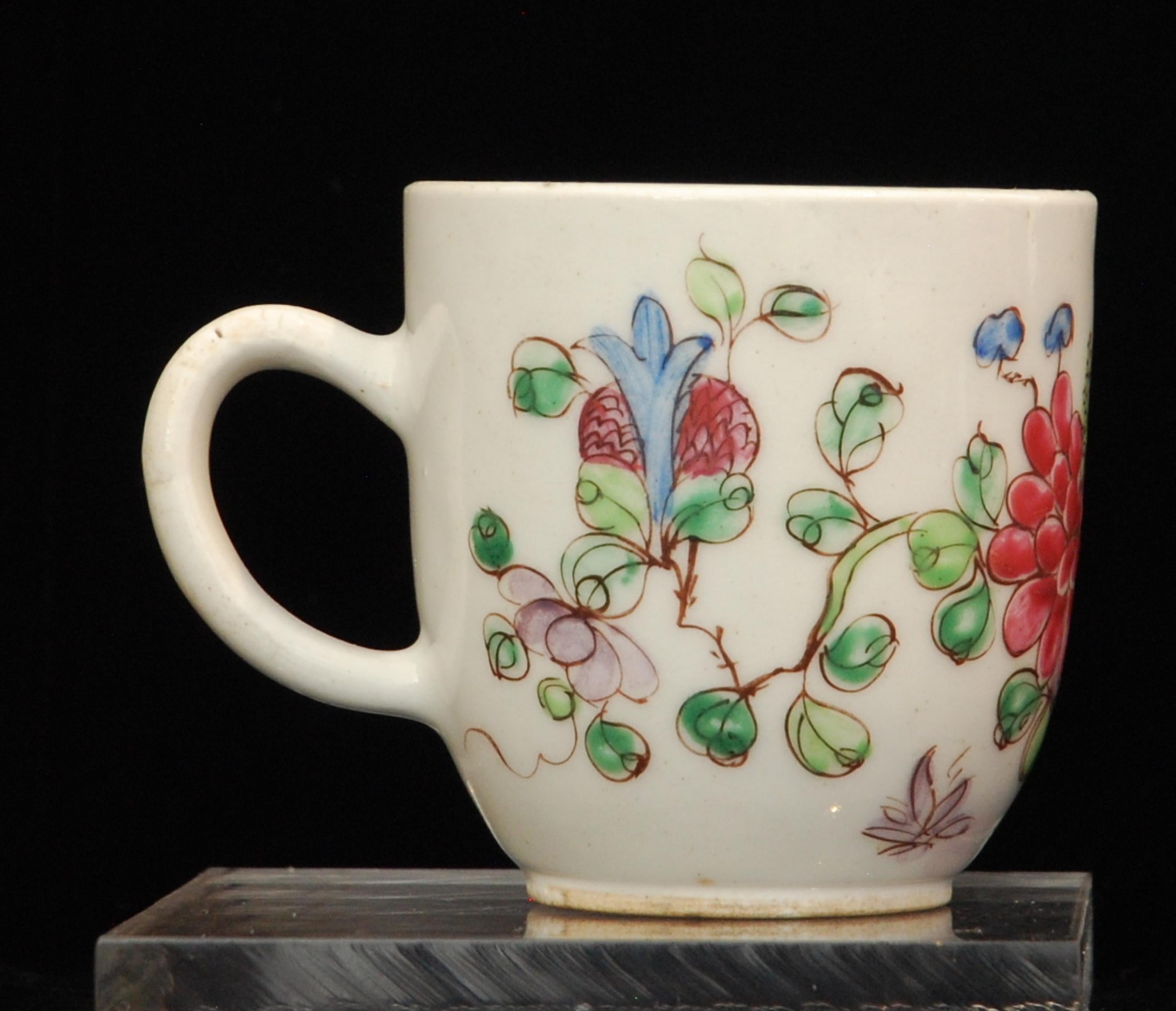Tasse à café avec décoration Famille Rose, porcelaine à nœud, vers 1750 Excellent état - En vente à Melbourne, Victoria