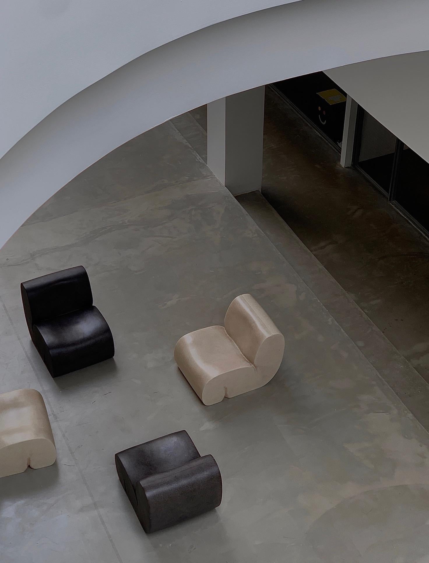 Design contemporaneo, sedia da salotto nera in fibra di vetro per caffè Up & Up di kar in vendita 3