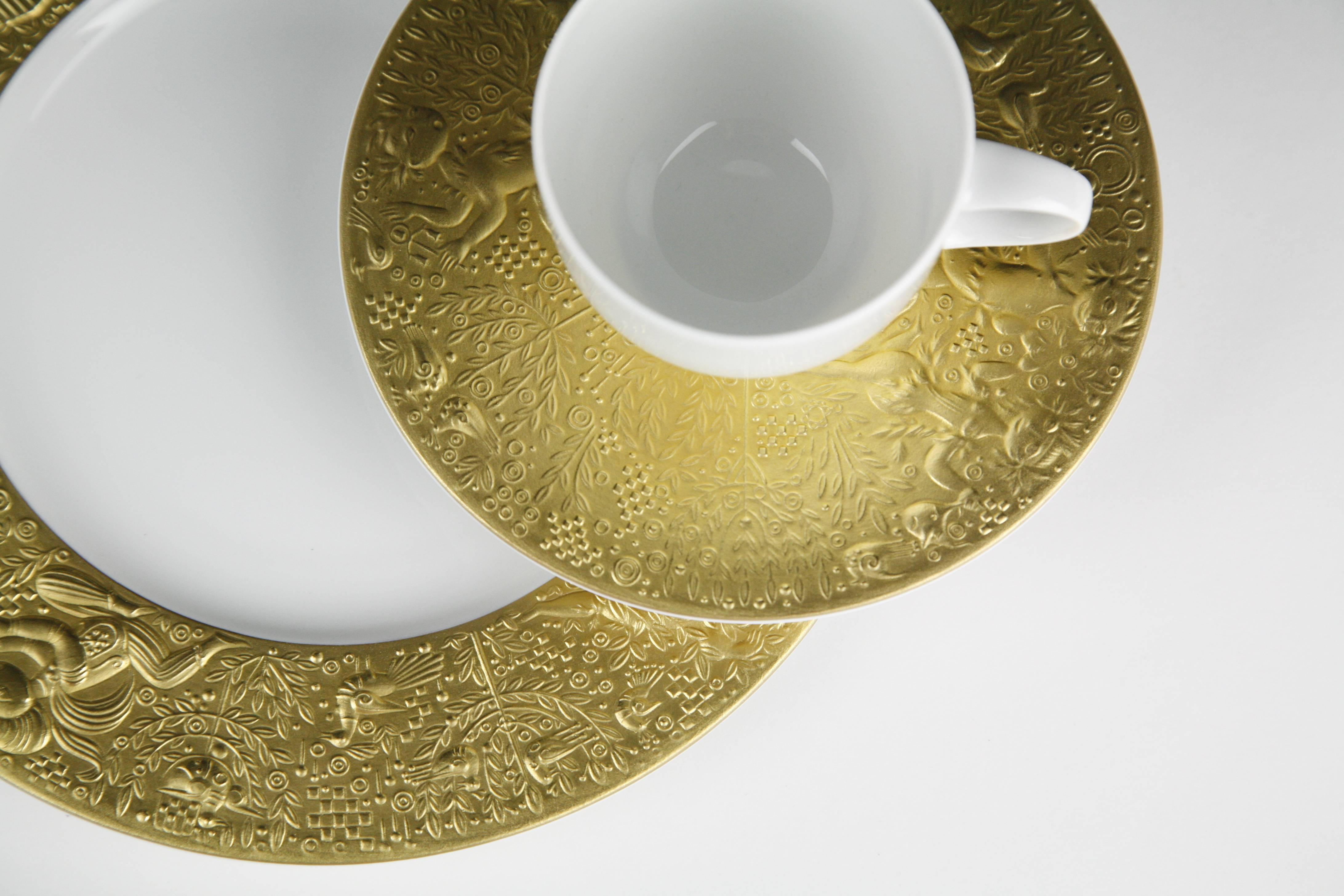 Servicio de postre de café Flauta mágica de Rosenthal Bjorn Wiinblad chapado en oro de 24 quilates de Rosenthal Bjorn Wiinblad chapado en oro de 24 quilates, en perfecto estado Juego para seis con lechera y azucarero sobre bandeja chapada en oro de