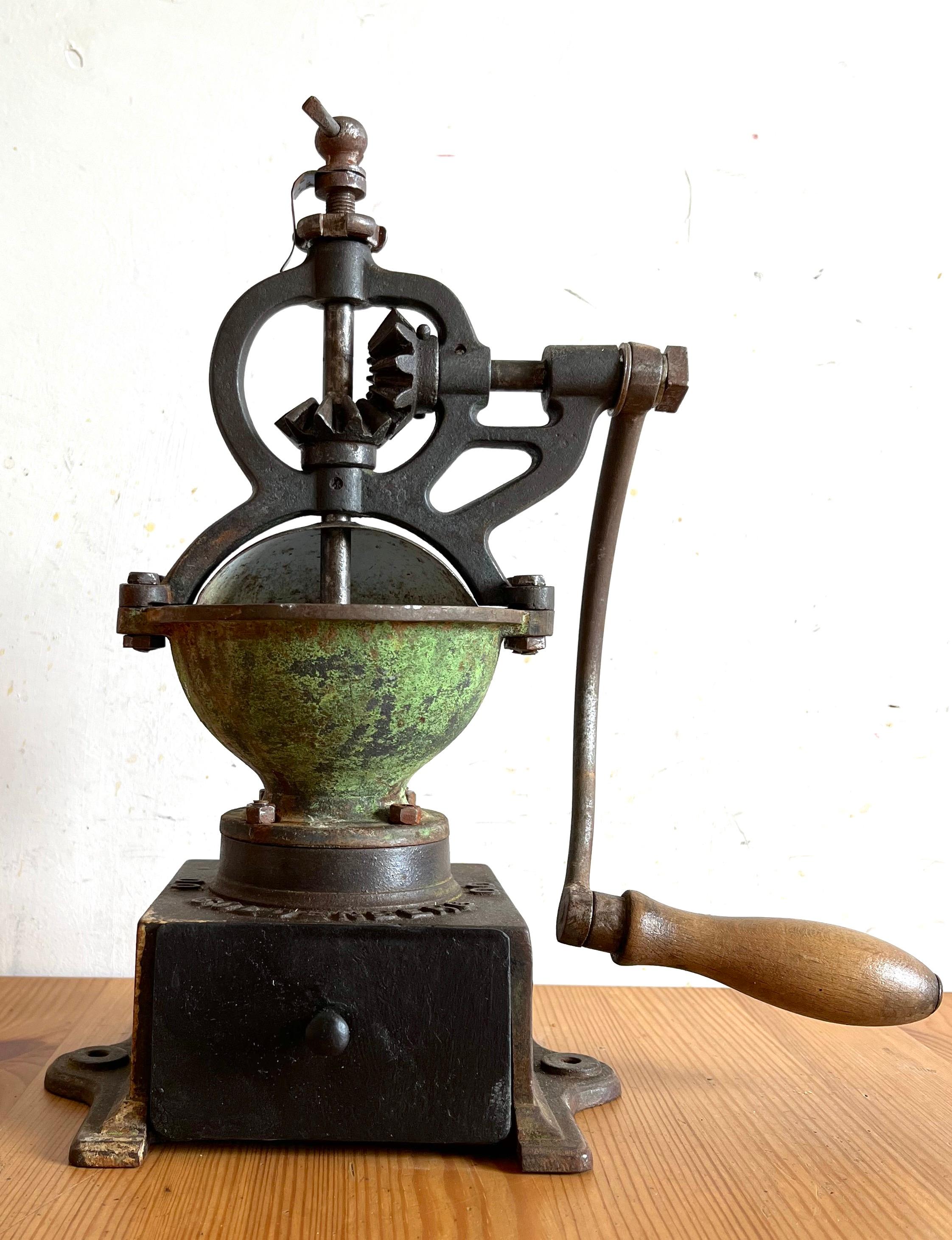 Very rare model 00 created at the end of the 19th century preserved in its pastel green color original iron drawer of the time, all original and still functioning in the curved crank grinder mechanism and exposed gears.