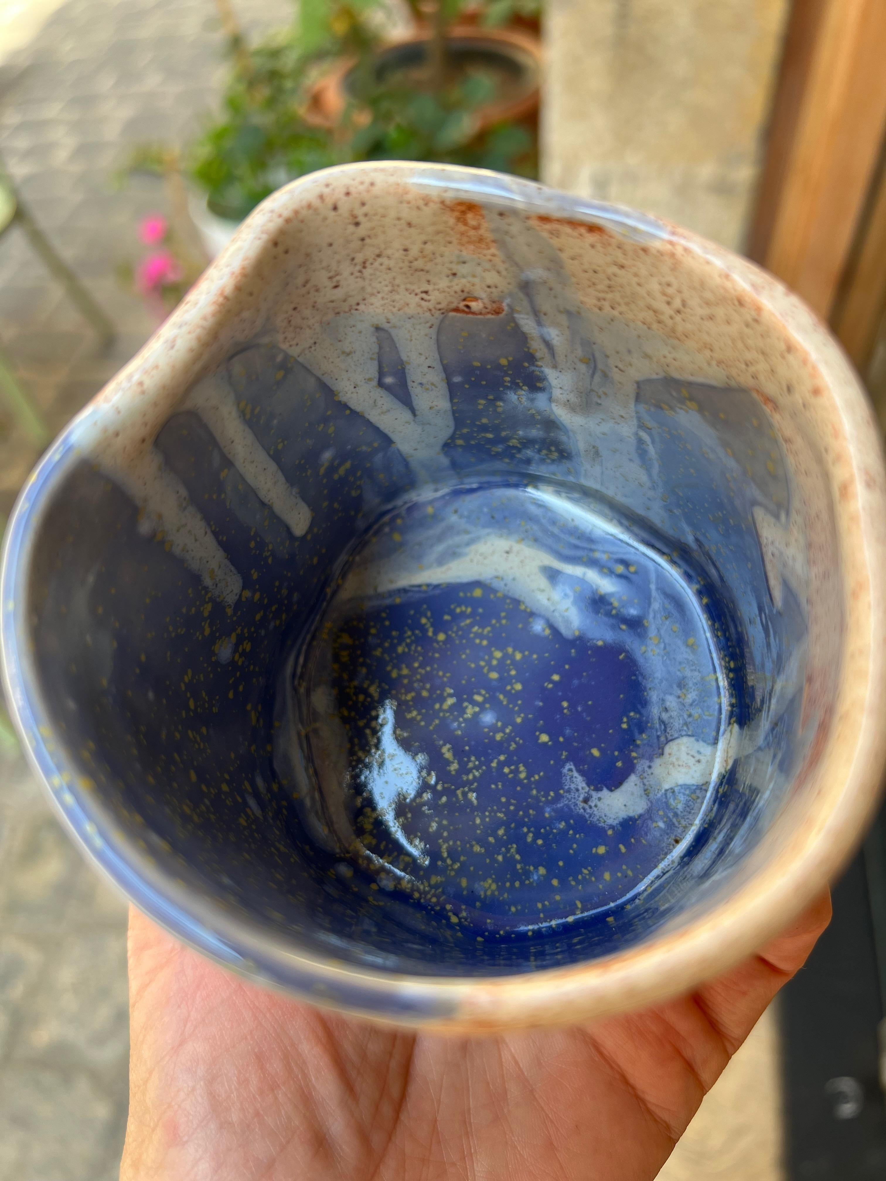 A handmade set of mugs for your cosy moments. They have an anglo Japanese aesthetics, which translates the fascination of the artist with the Japanese culture.
Unique pieces in stoneware, hand carved and hand painted.
The investigation is clear in