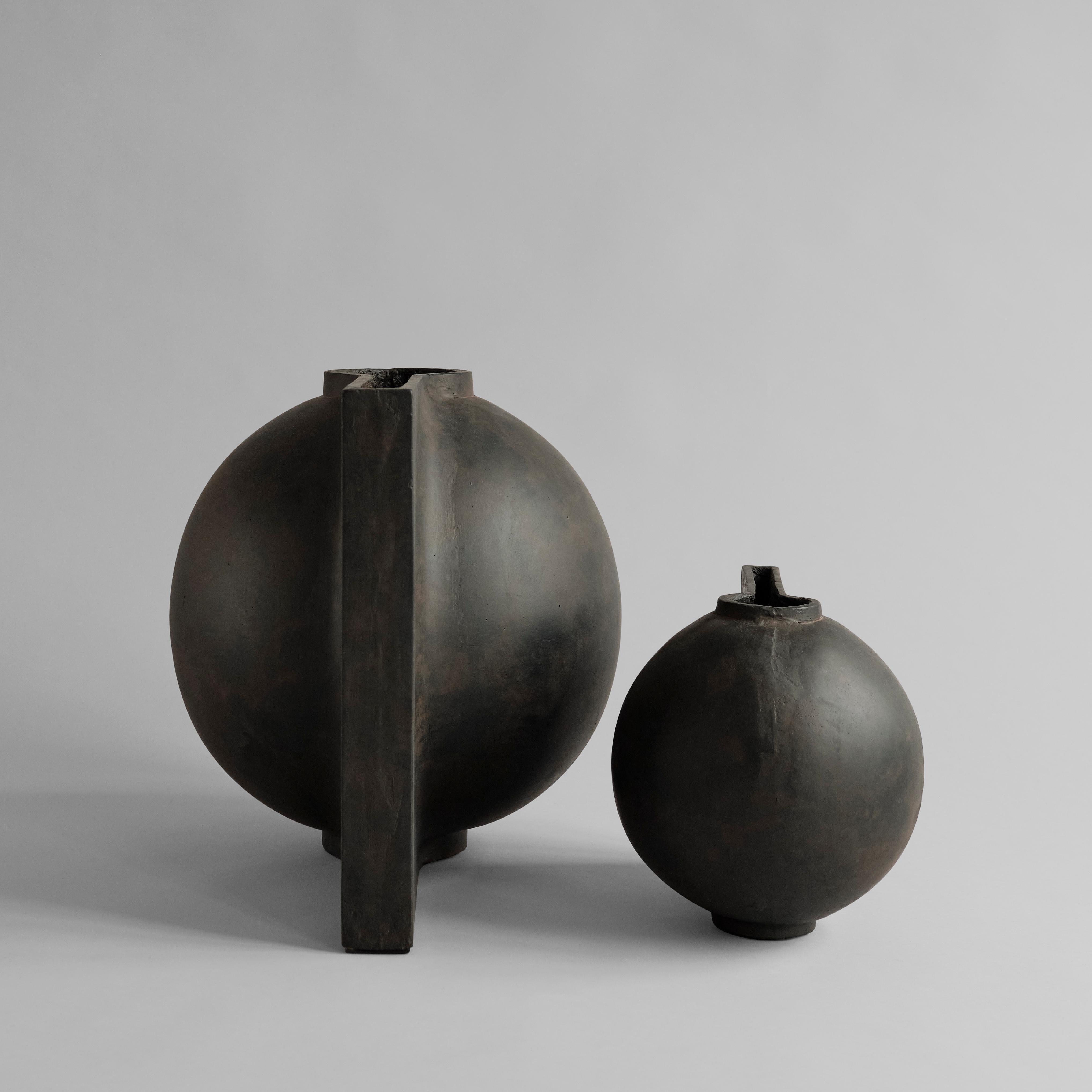 Vaso offset da caffè grande di 101 Copenhagen
Disegnato da Nicolaj Nøddesbo & Tommy Hyldahl
Dimensioni: L 60 / L 40 / H 48 cm
Materiali: Fibra di cemento

Progettato come una distorsione della forma di un vaso storico, Offset sfida l'idea e il
