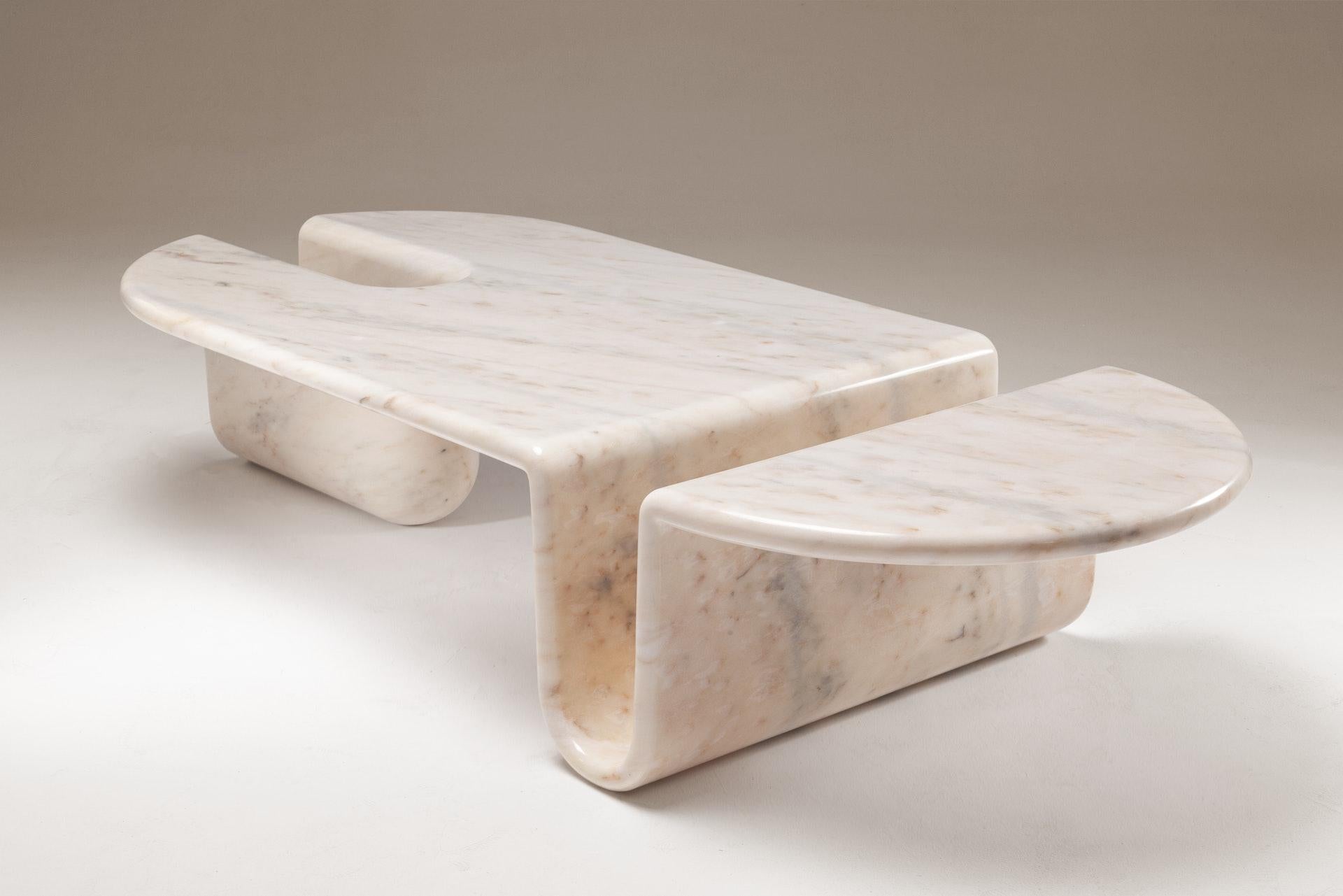 Couchtisch oder Beistelltisch aus einem massiven Block aus weißem Estremoz-Marmor, ein skulpturales Stück, das bis ins kleinste Detail handpoliert ist. Auf Bestellung gefertigt.

Sinnliche Kurven und gerade Linien verkörpern die perfekte Kombination