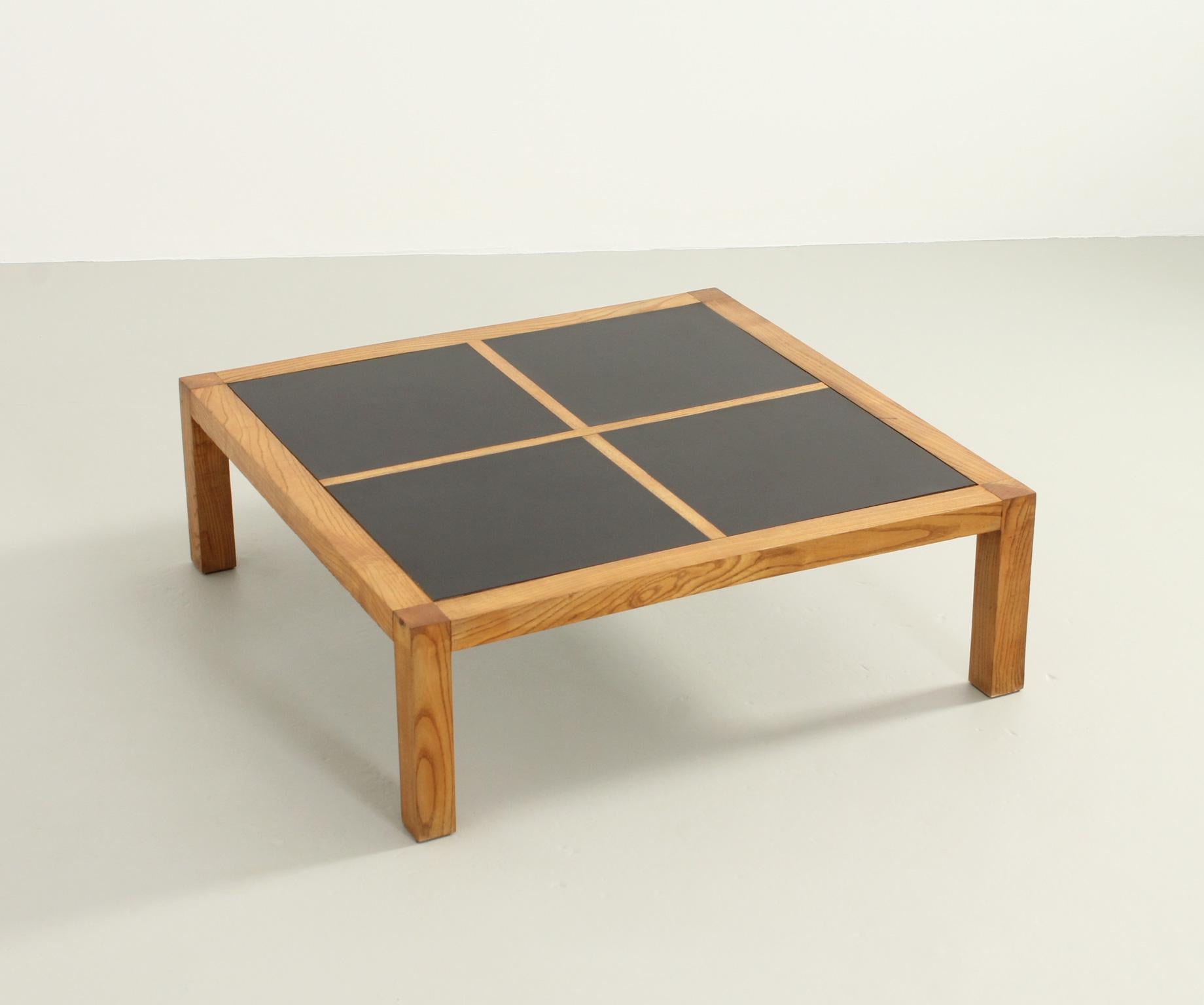 Tavolino da caffè o centrotavola degli anni '70, Francia. Struttura solida in legno di pino con quattro pannelli in laminato nero.