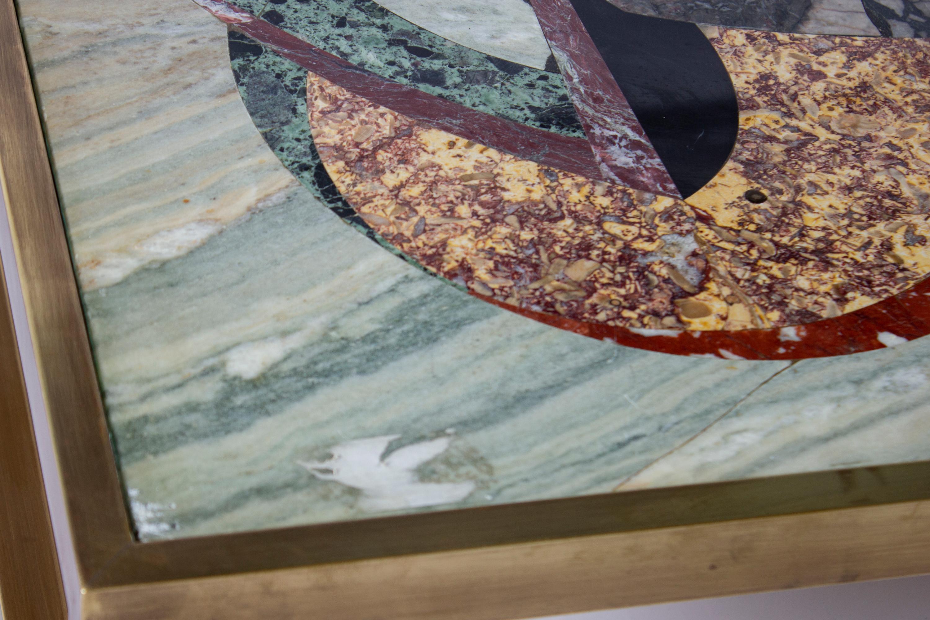 20ième siècle Table basse ou de cocktail avec plateau en marbre précieux signé  par P. Marazzi en vente