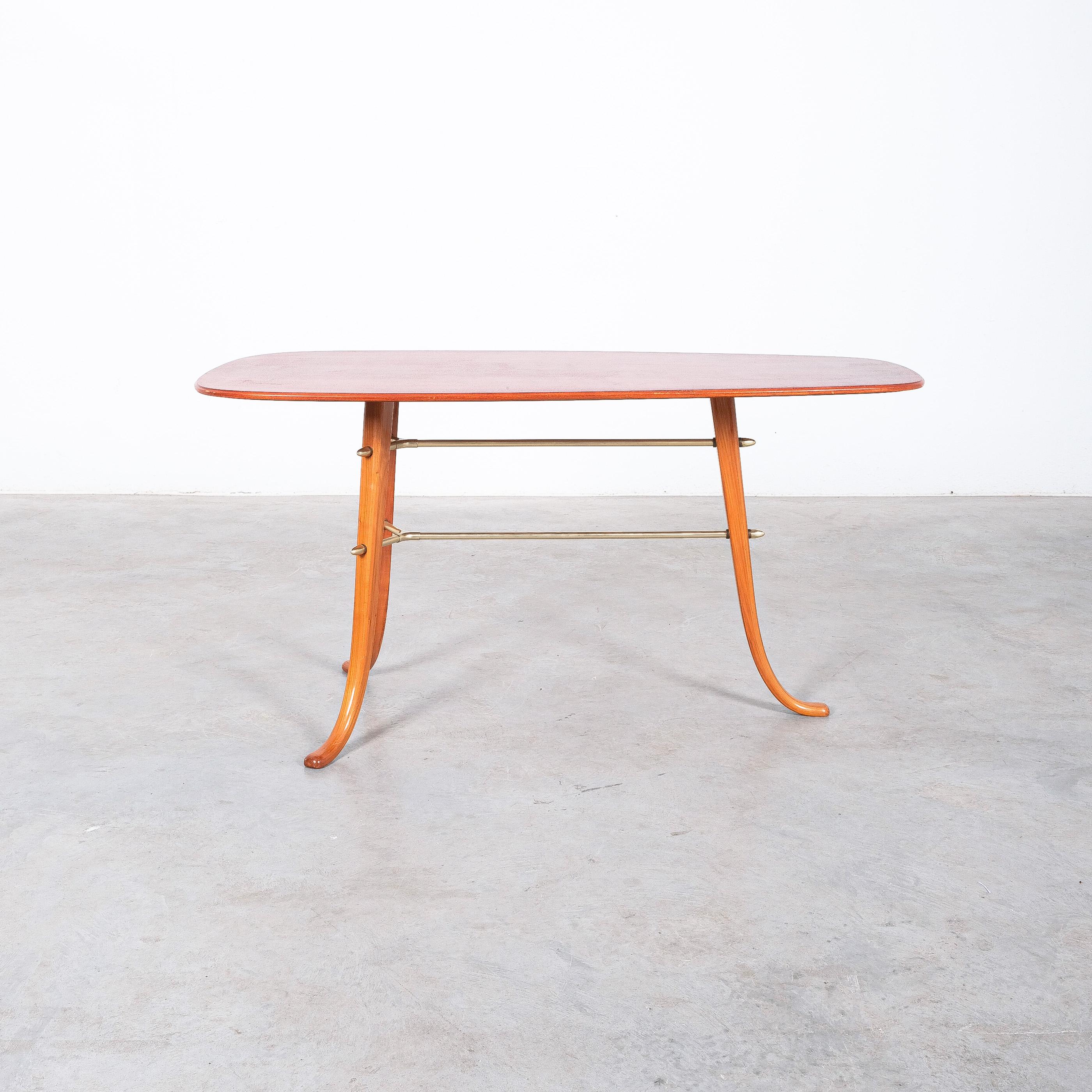 Bumerang-Tisch aus Holz in sehr gutem Zustand Italien, um 1955.

Stilvoller Tisch in sehr gutem Originalzustand aus Birkenholz und Messing; die Tischplatte ist mit einer speziellen Beschichtung versehen, um sie haltbarer zu machen. Bemerkenswert